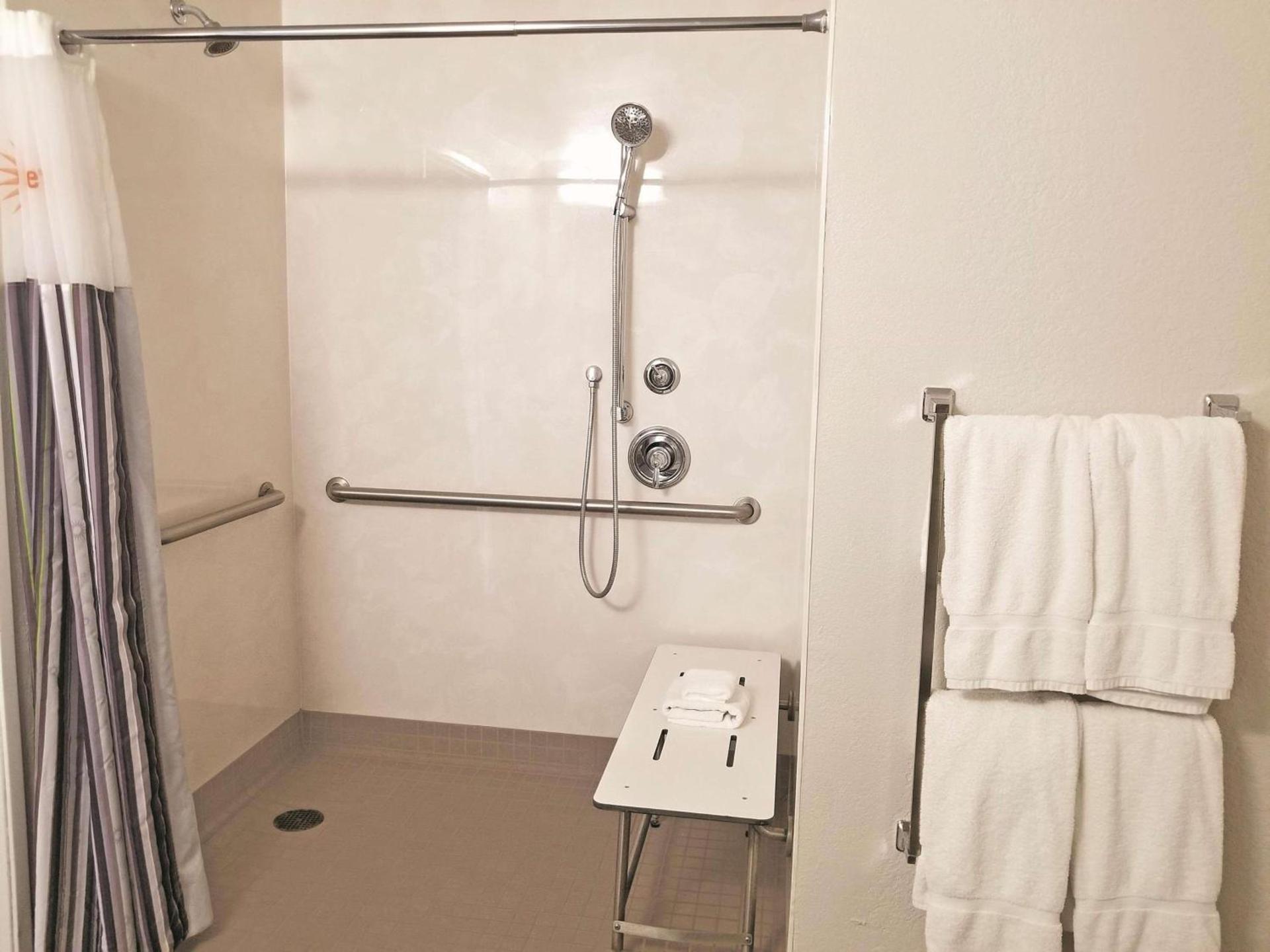 La Quinta Inn & Suites by Wyndham San Antonio Downtown photo 33