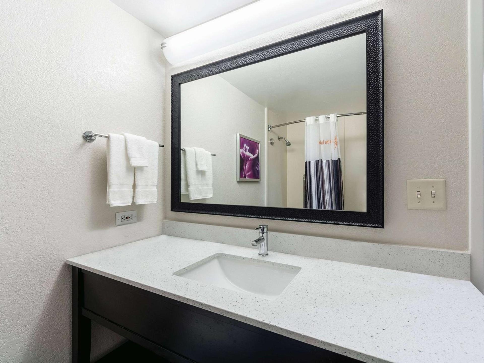 La Quinta Inn & Suites by Wyndham San Antonio Downtown photo 35