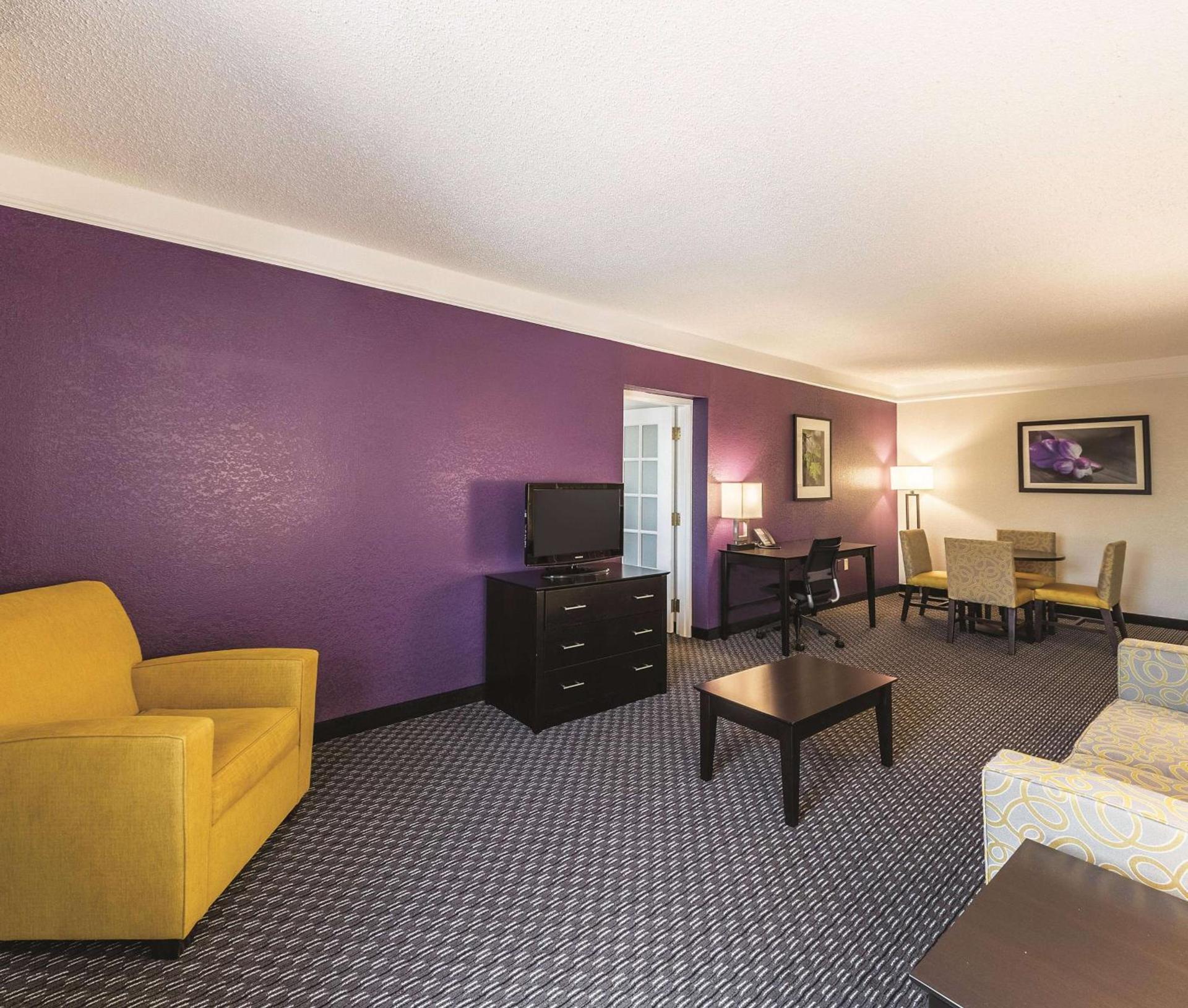 La Quinta Inn & Suites by Wyndham San Antonio Downtown photo 36