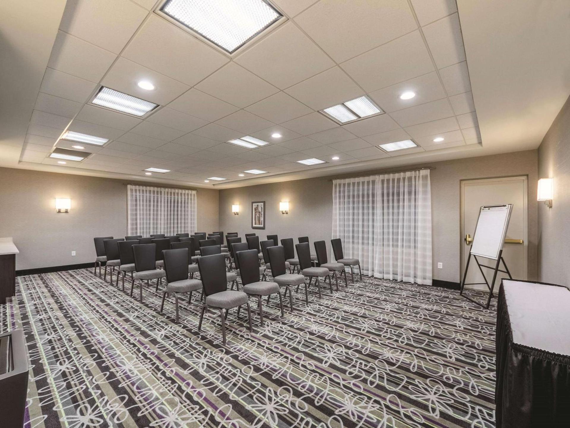 La Quinta Inn & Suites by Wyndham San Antonio Downtown photo 37