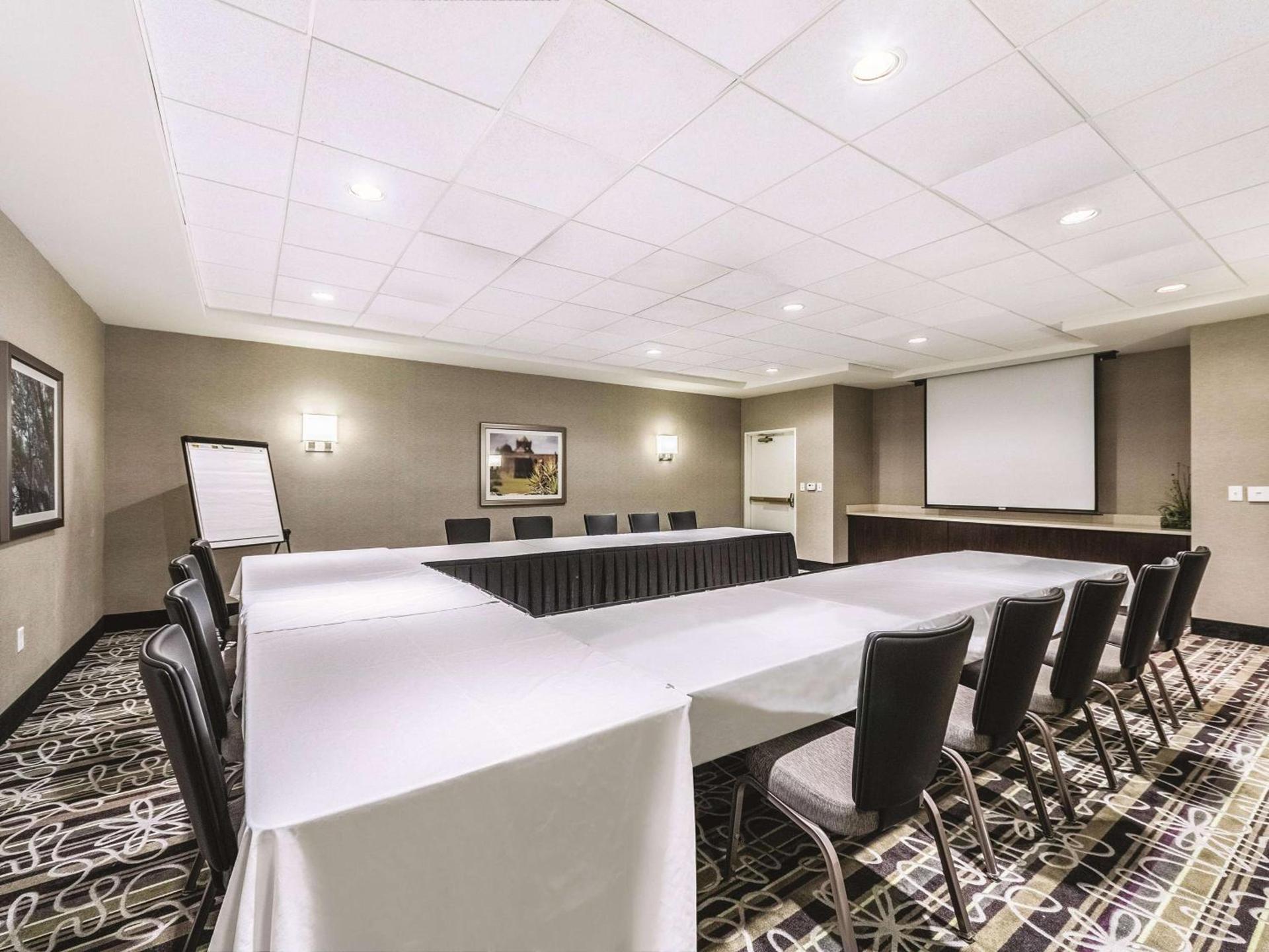 La Quinta Inn & Suites by Wyndham San Antonio Downtown photo 38