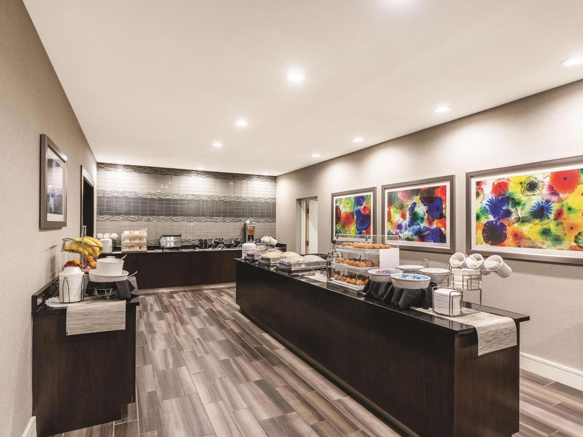 La Quinta Inn & Suites by Wyndham San Antonio Downtown photo 41
