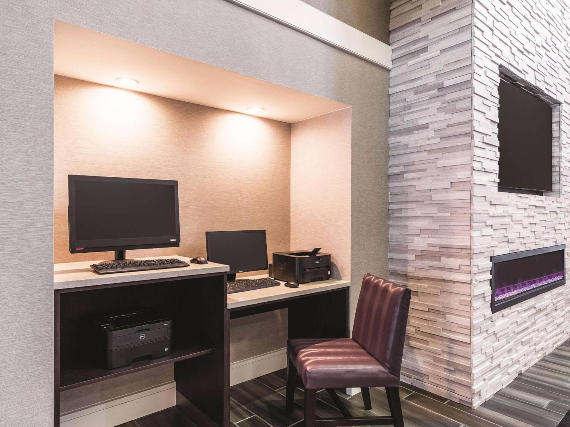 La Quinta Inn & Suites by Wyndham San Antonio Downtown photo 48