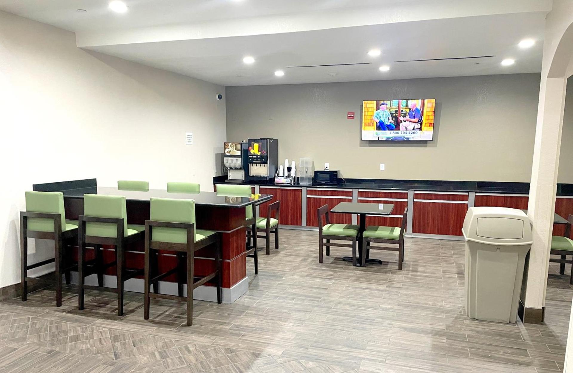 Super 8 by Wyndham San Antonio/Alamodome Area photo 3