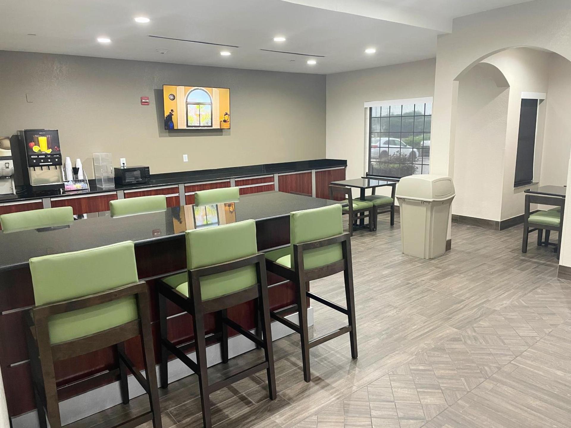 Super 8 by Wyndham San Antonio/Alamodome Area photo 2