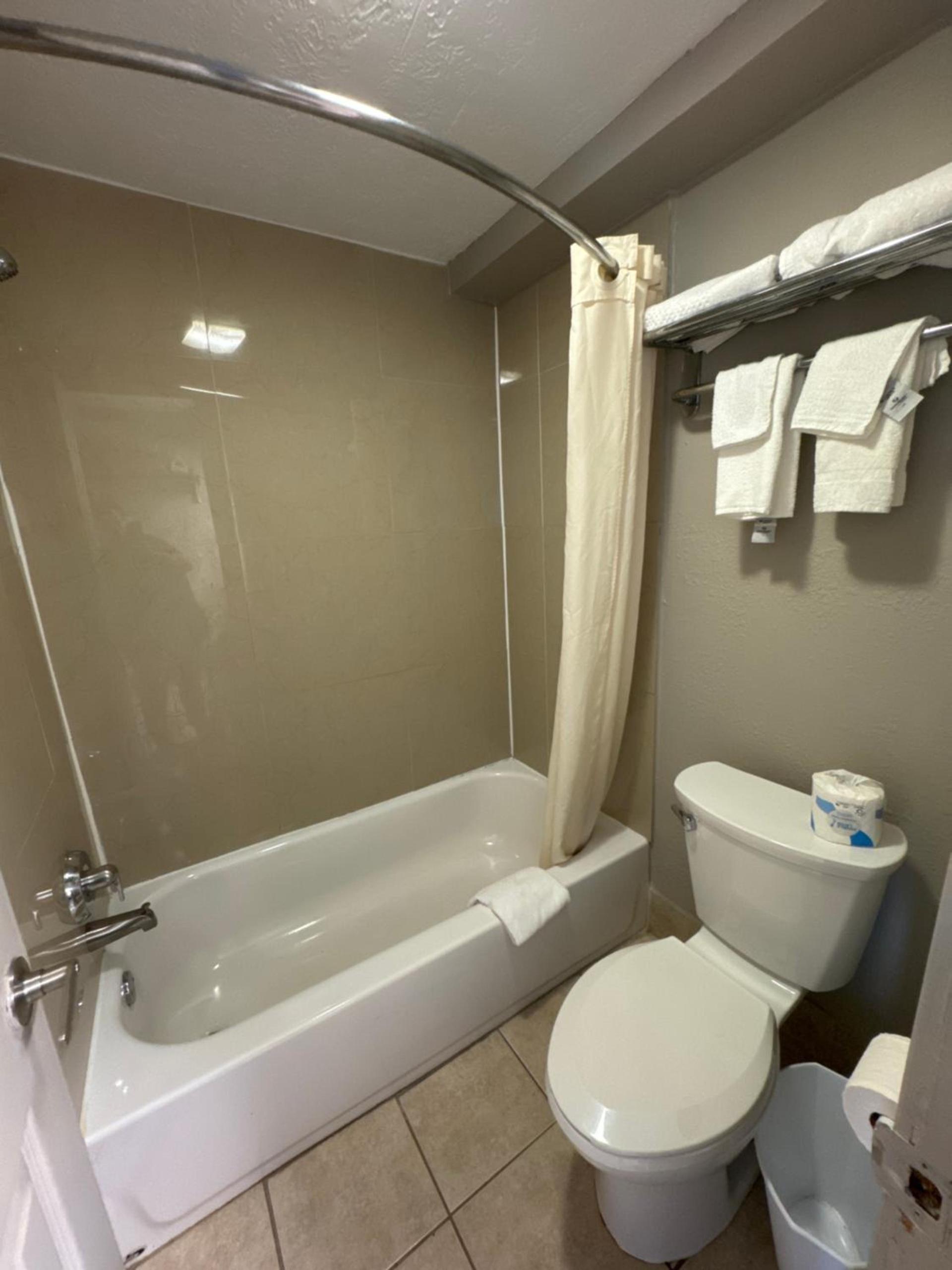 Econo Lodge Galveston Seawall photo 41