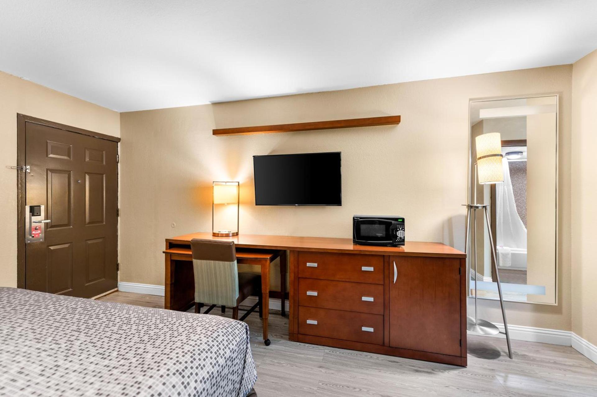 Econo Lodge Texarkana I-30 photo 49