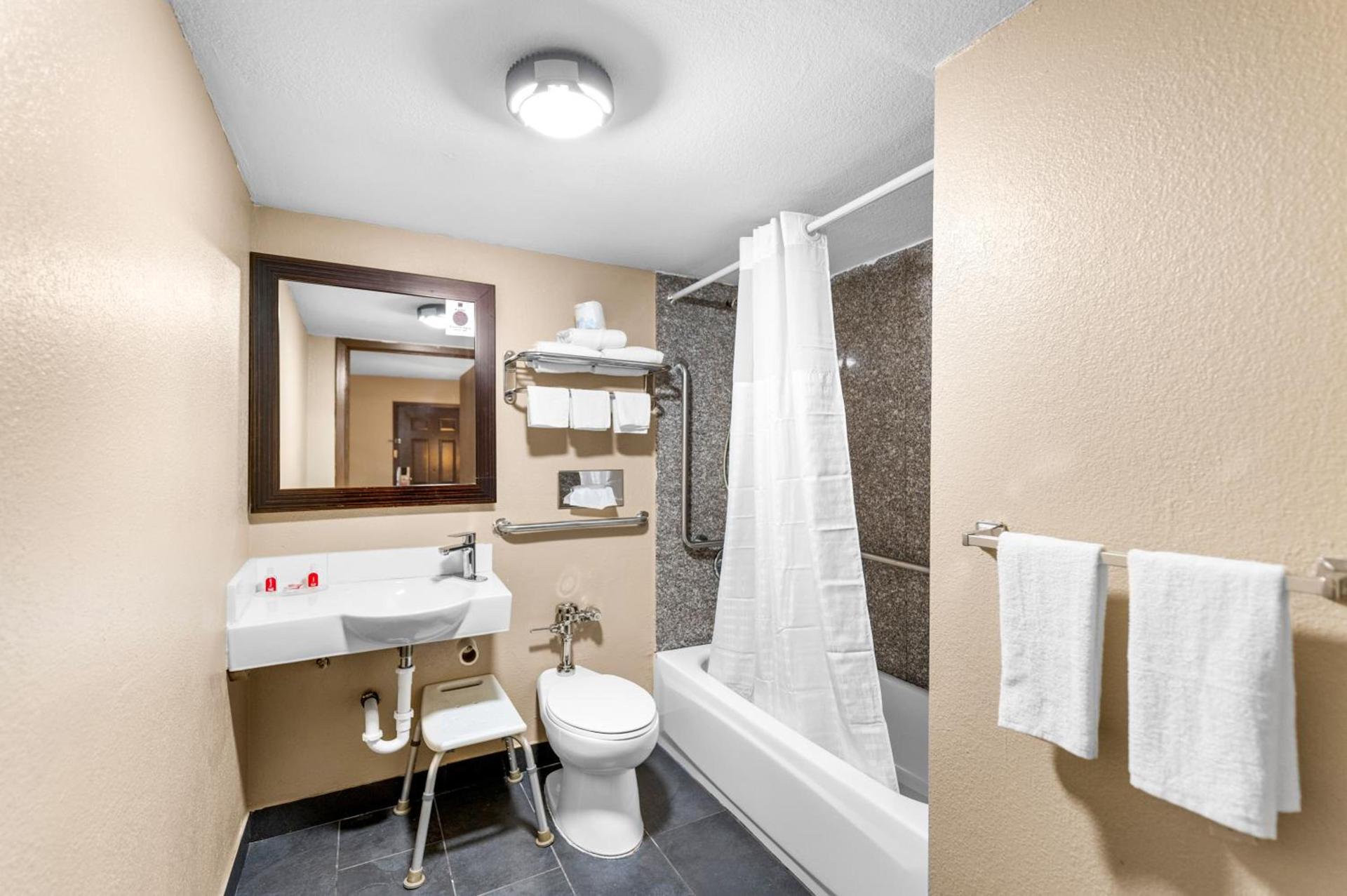 Econo Lodge Texarkana I-30 photo 48