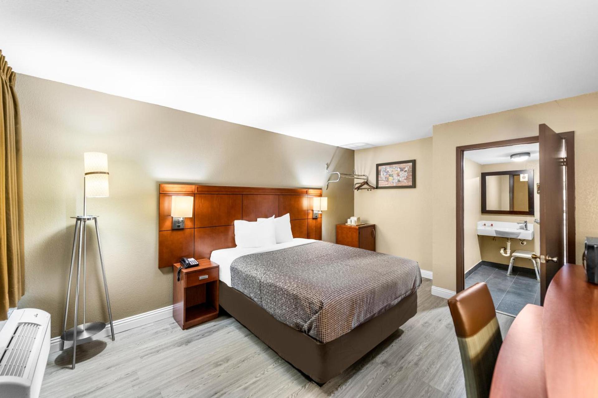 Econo Lodge Texarkana I-30 photo 47
