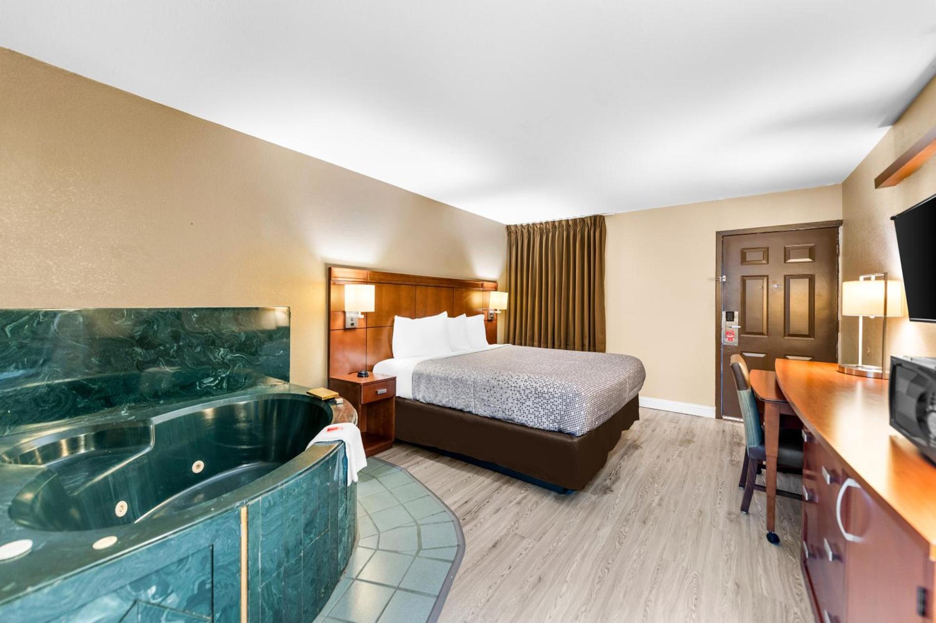 Econo Lodge Texarkana I-30 photo 68