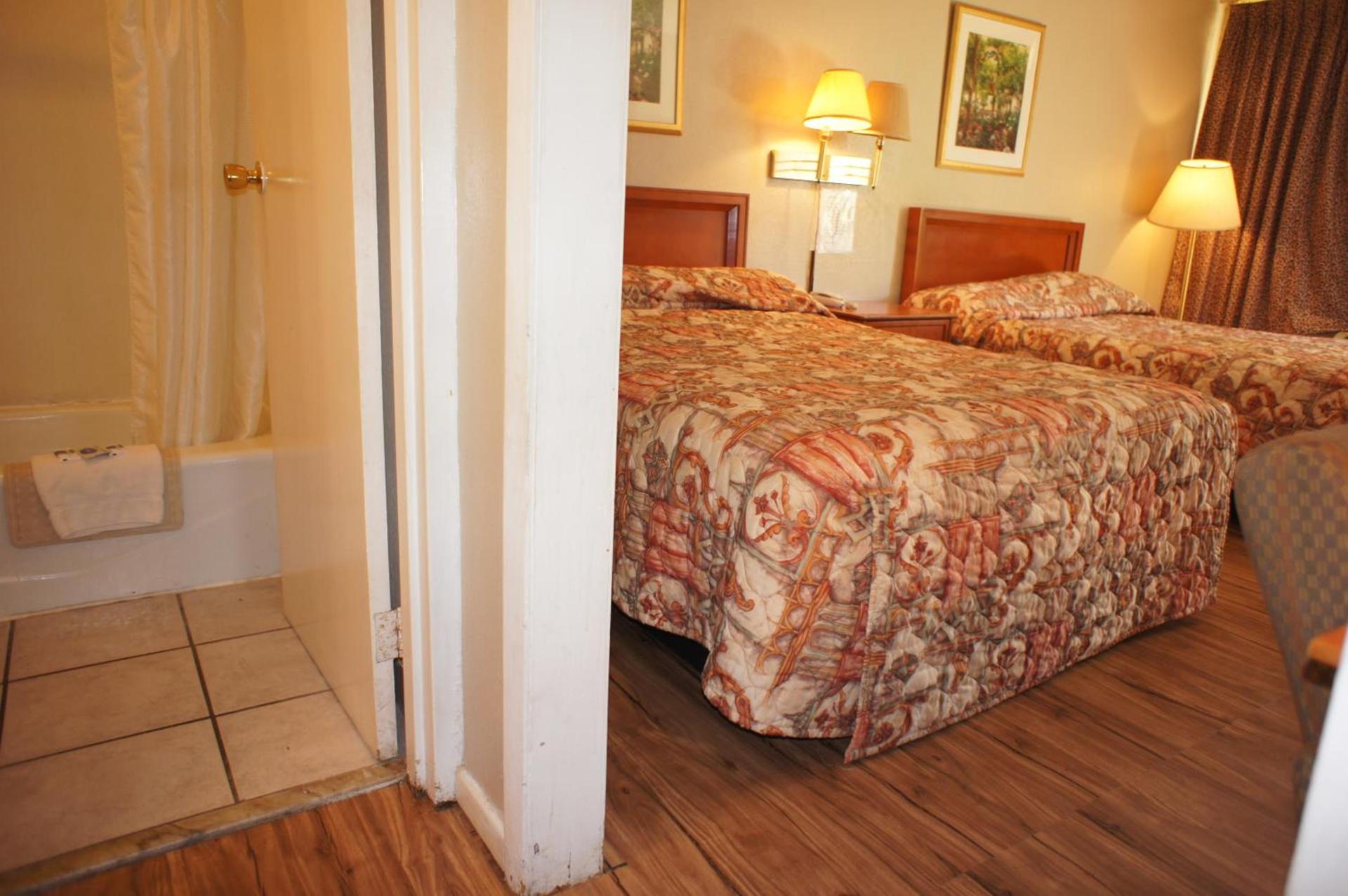 Executive Inn & Suites photo 14