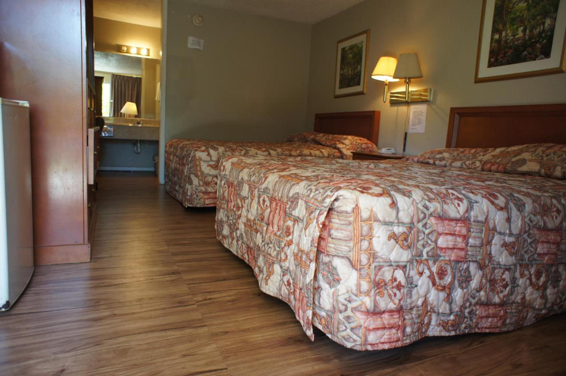 Executive Inn & Suites photo 4