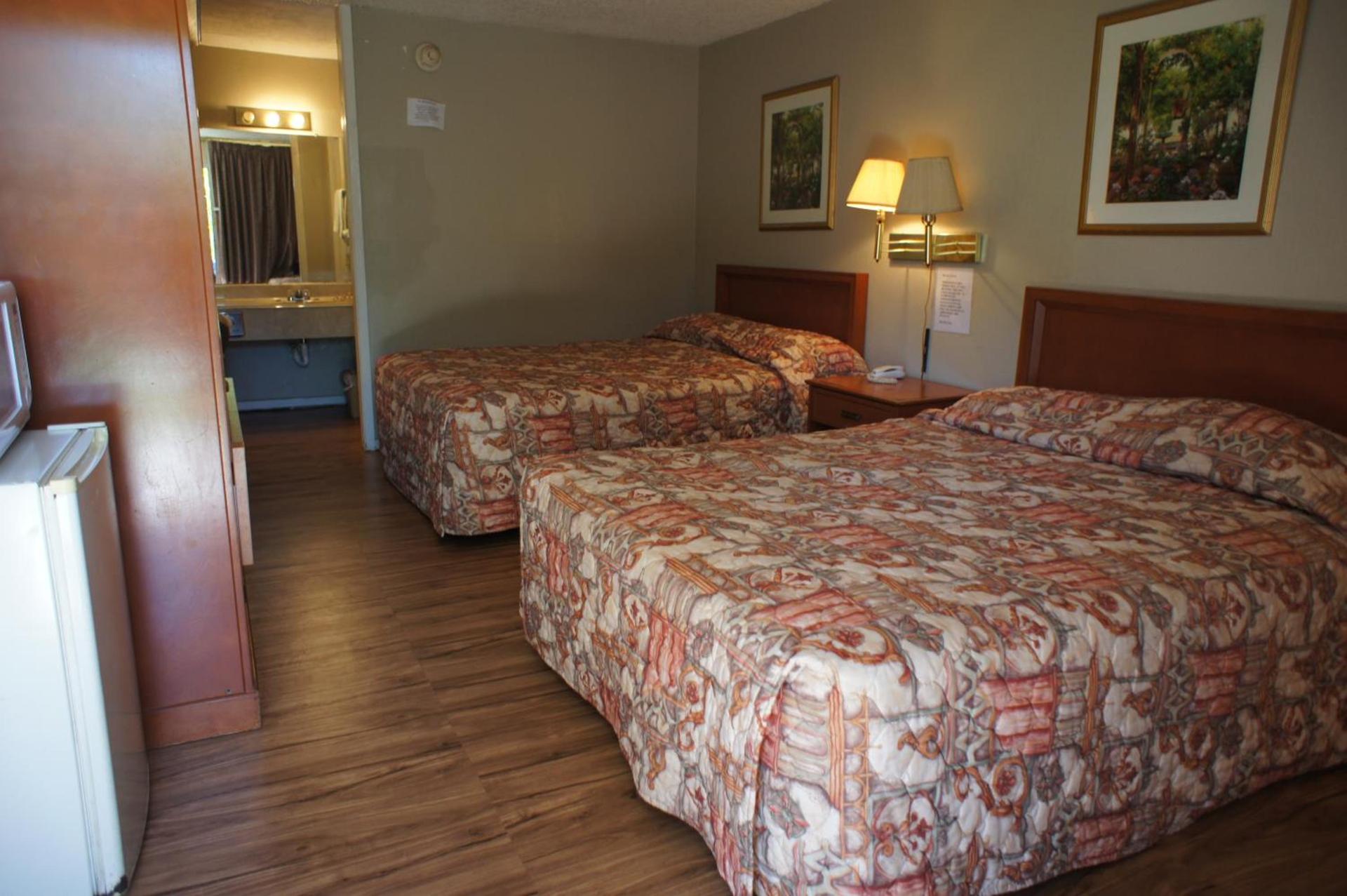 Executive Inn & Suites photo 2