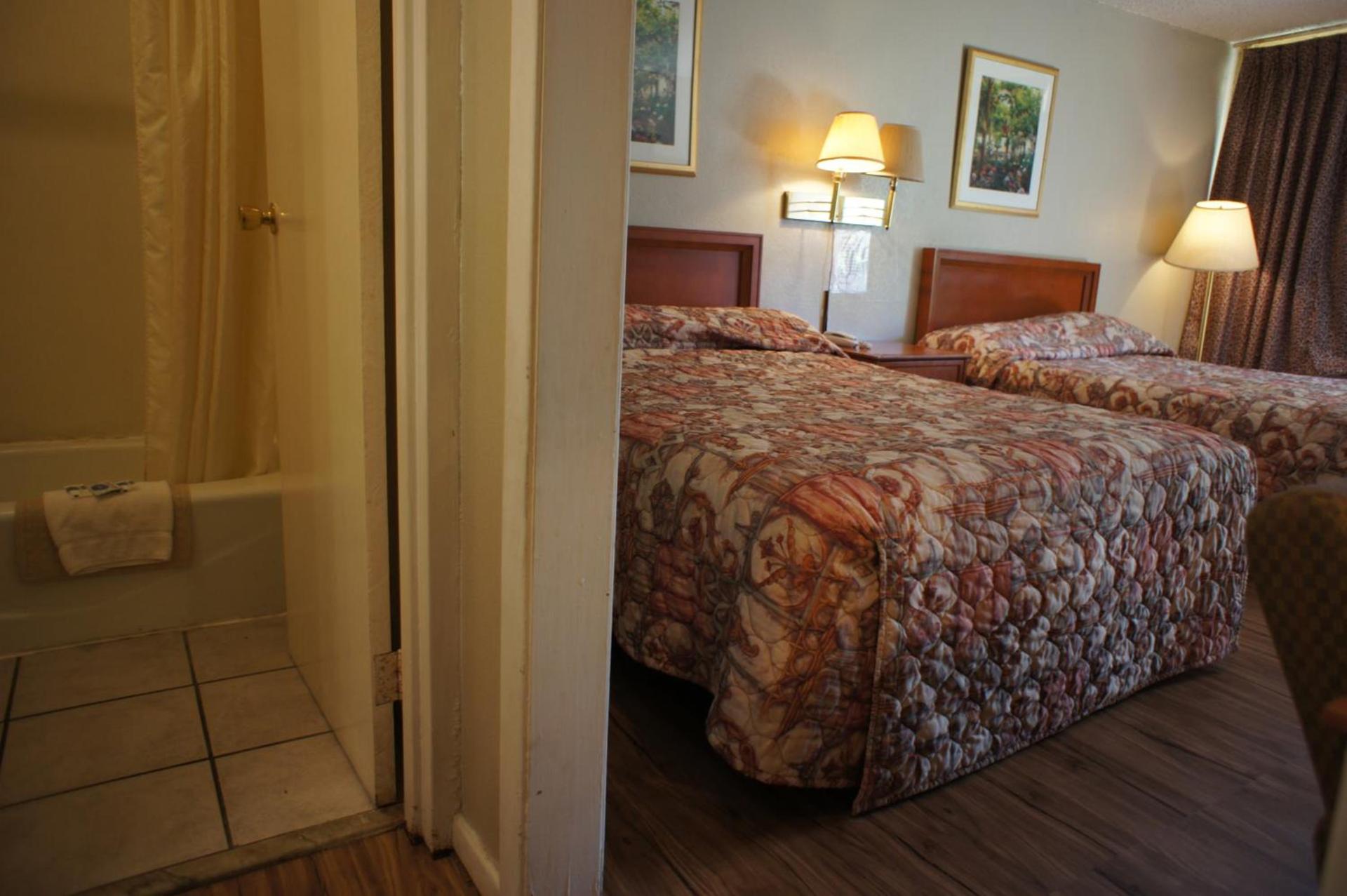Executive Inn & Suites photo 12