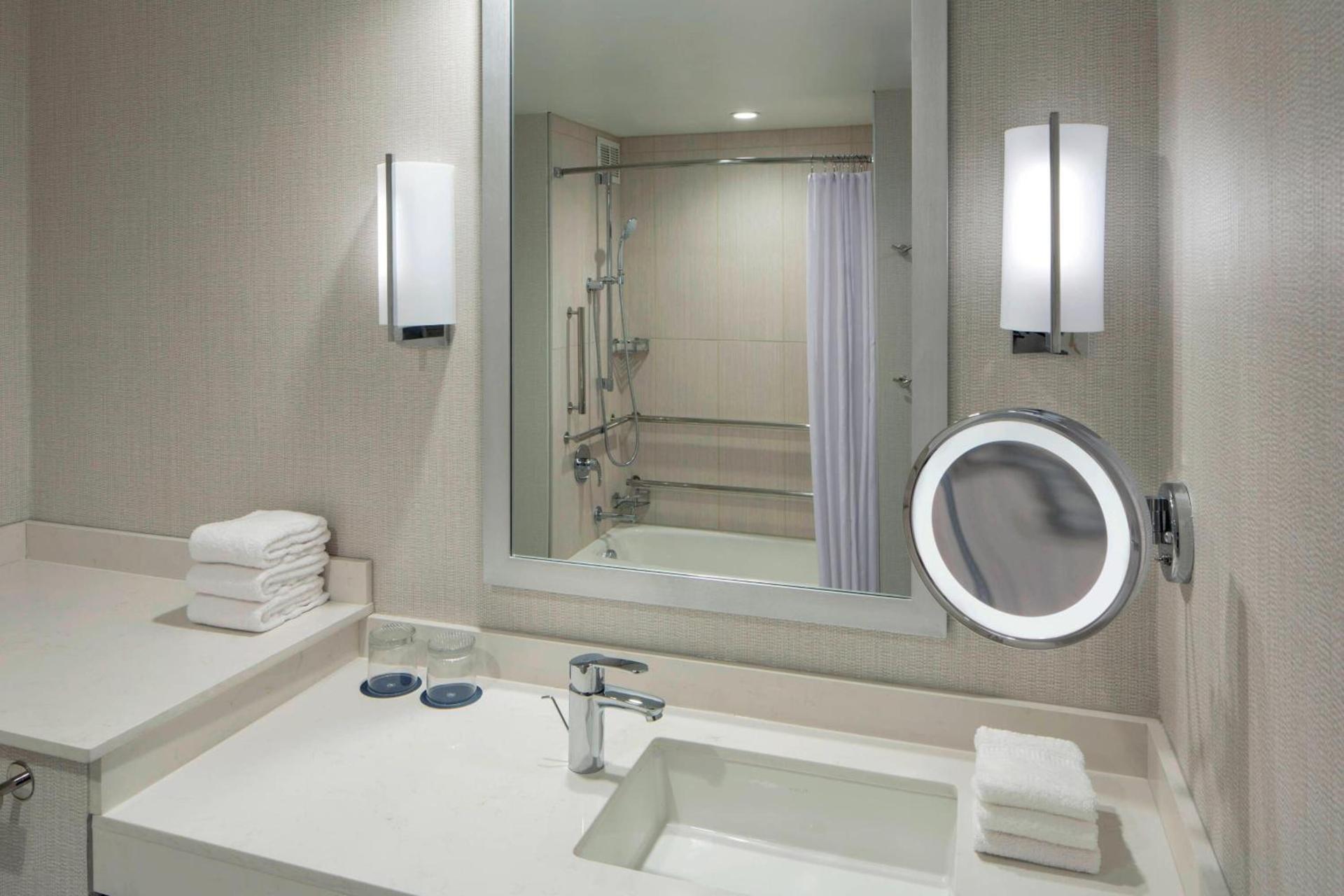 Sheraton Norfolk Waterside Hotel photo 16