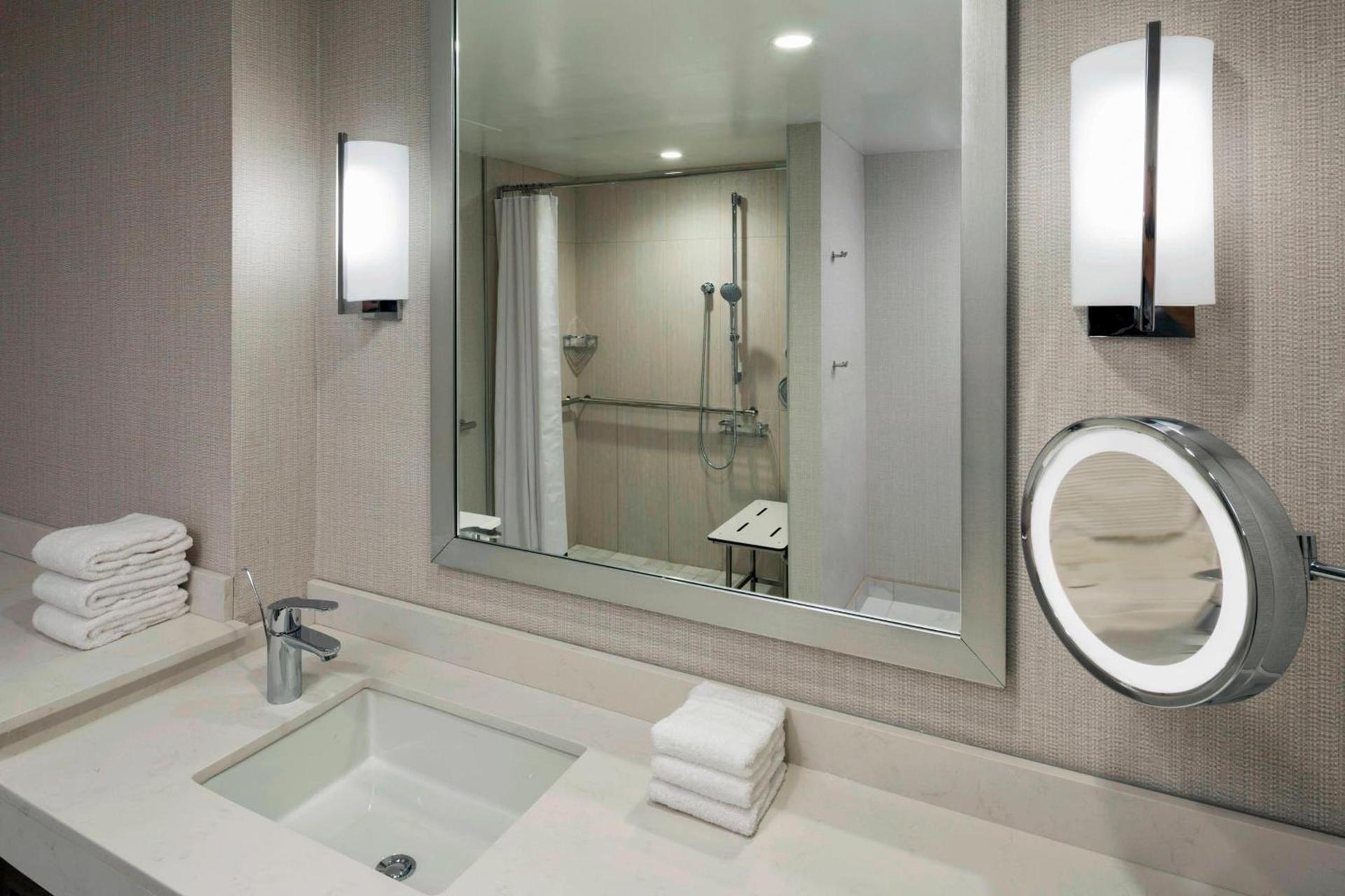 Sheraton Norfolk Waterside Hotel photo 18