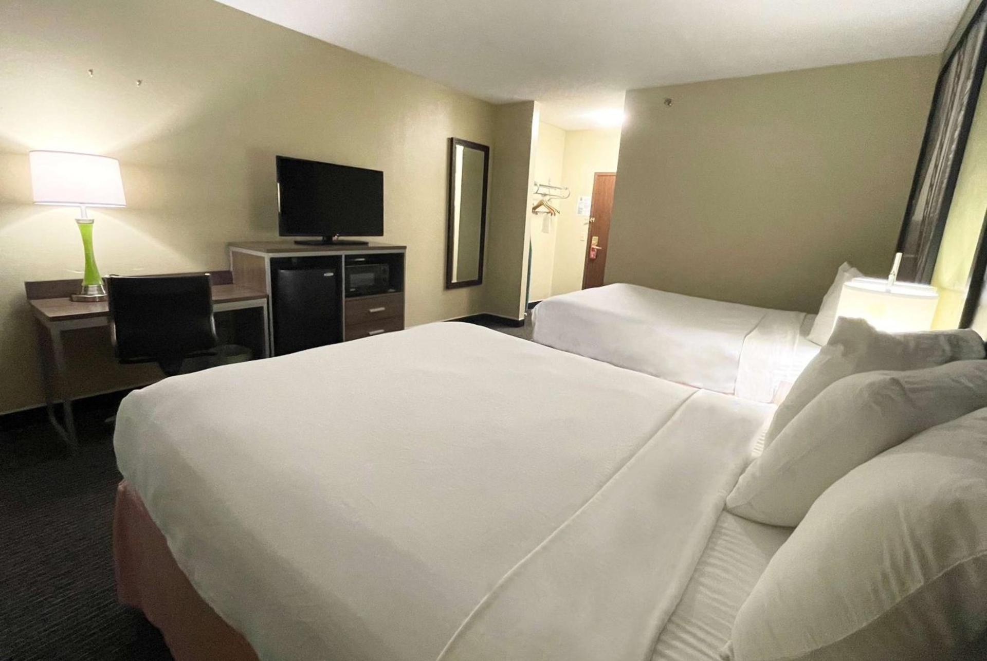 Super 8 by Wyndham St Charles photo 12
