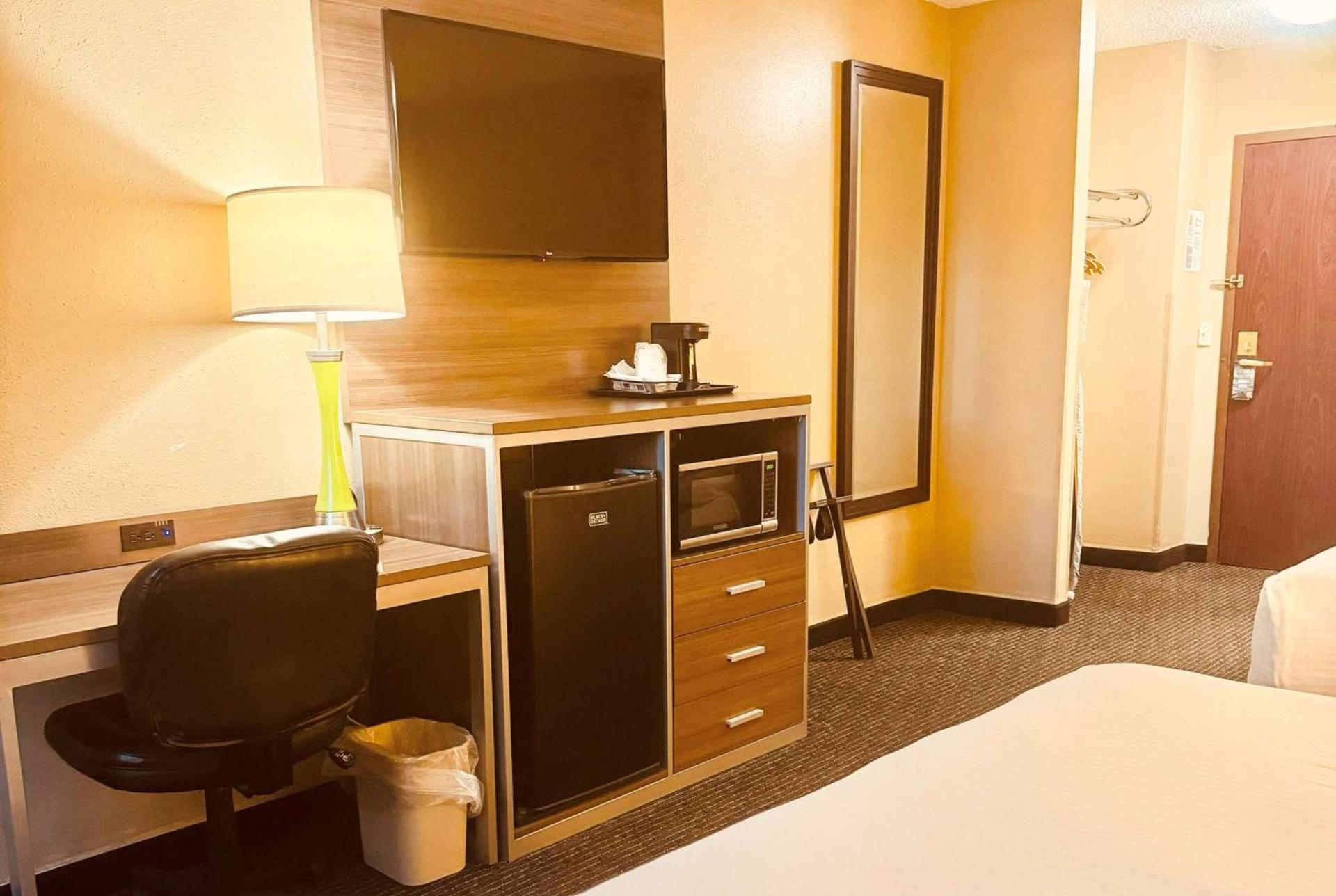 Super 8 by Wyndham St Charles photo 14