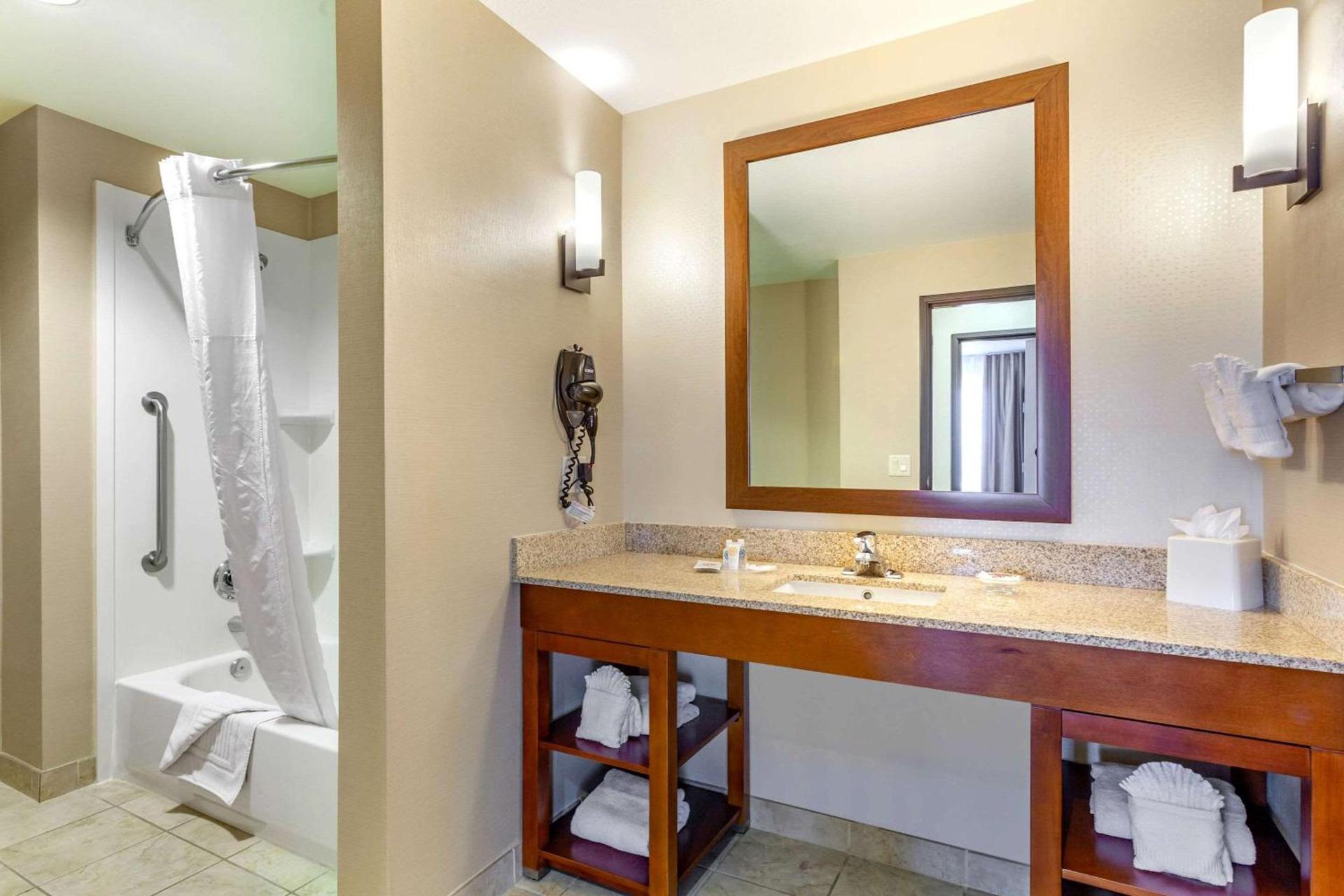 Comfort Suites Glendale - State Farm Stadium Area photo 38