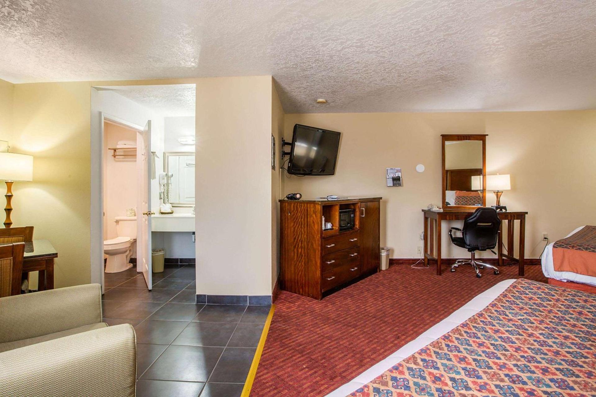 Sandia Peak Inn Old Town ABQ, a Howard Johnson by Wyndham photo 40