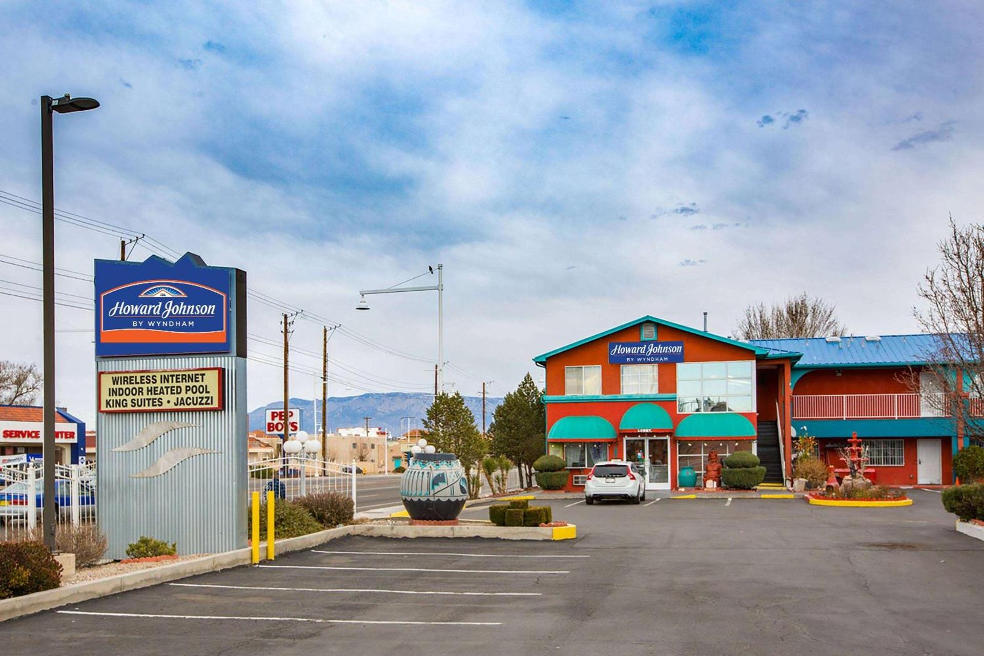 Sandia Peak Inn Old Town ABQ, a Howard Johnson by Wyndham — hotel in Albuquerque, NM