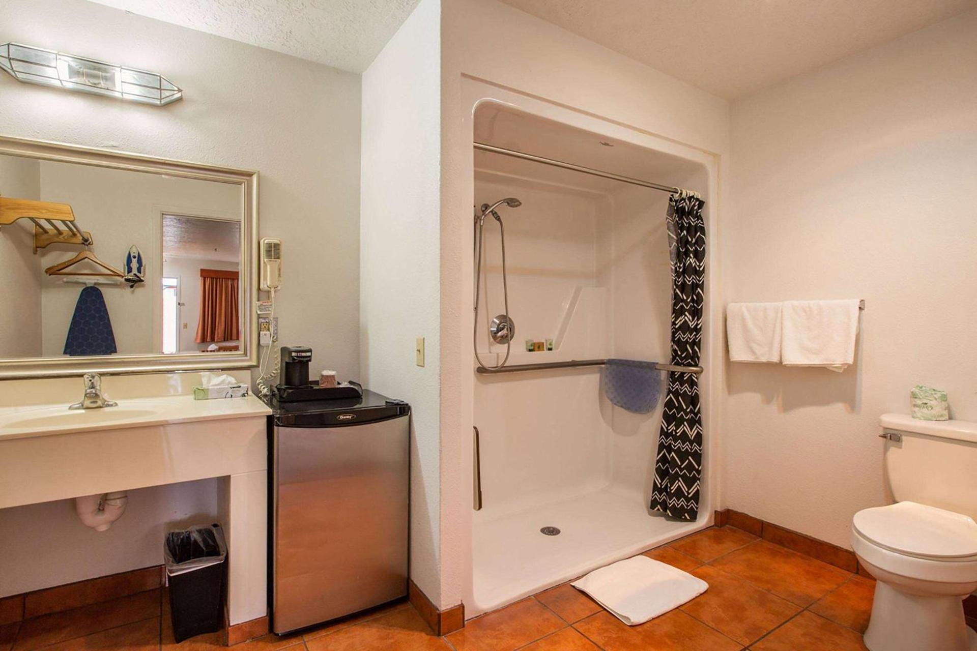 Sandia Peak Inn Old Town ABQ, a Howard Johnson by Wyndham photo 6