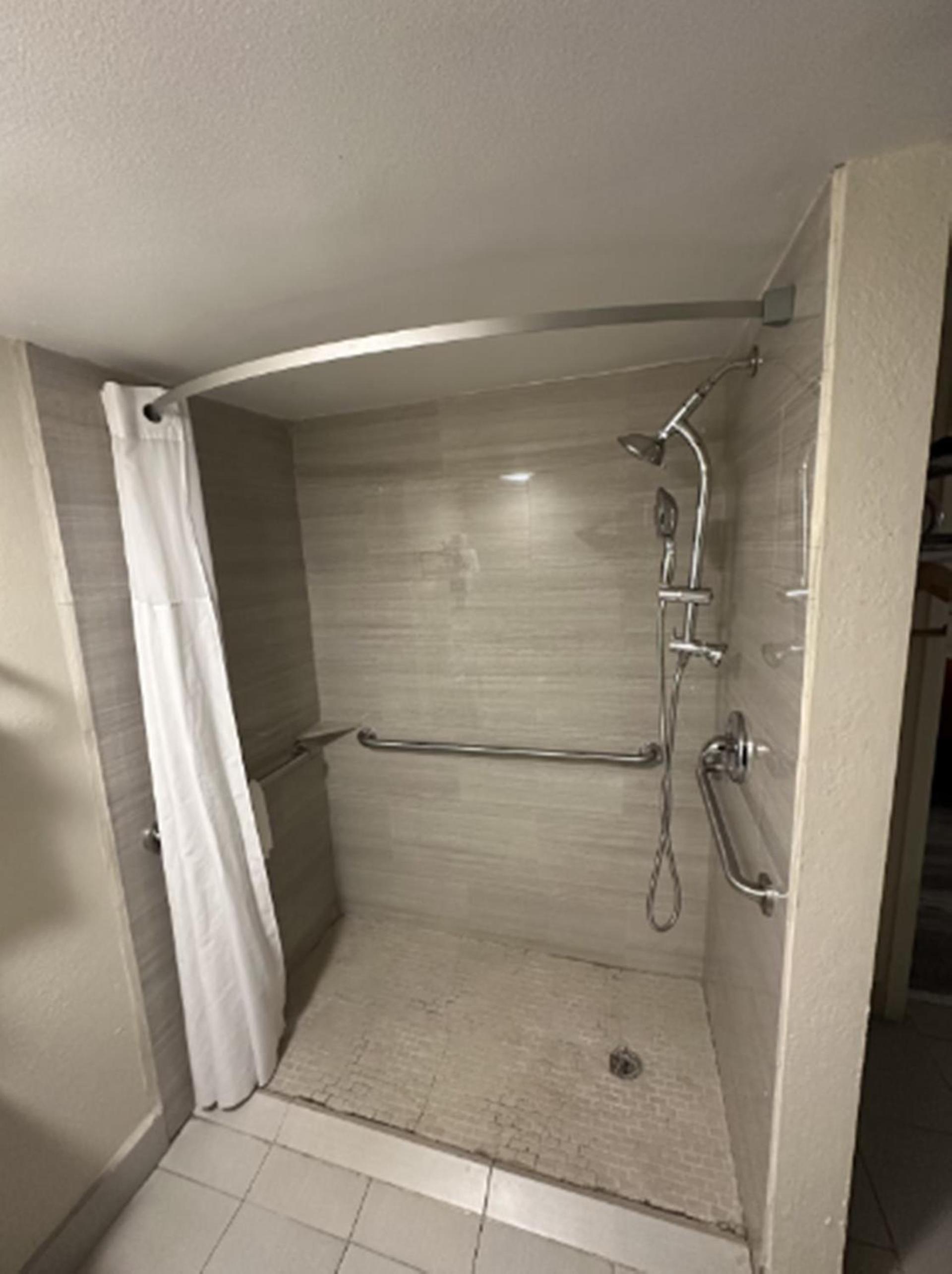 Super 8 by Wyndham Athens TX photo 7