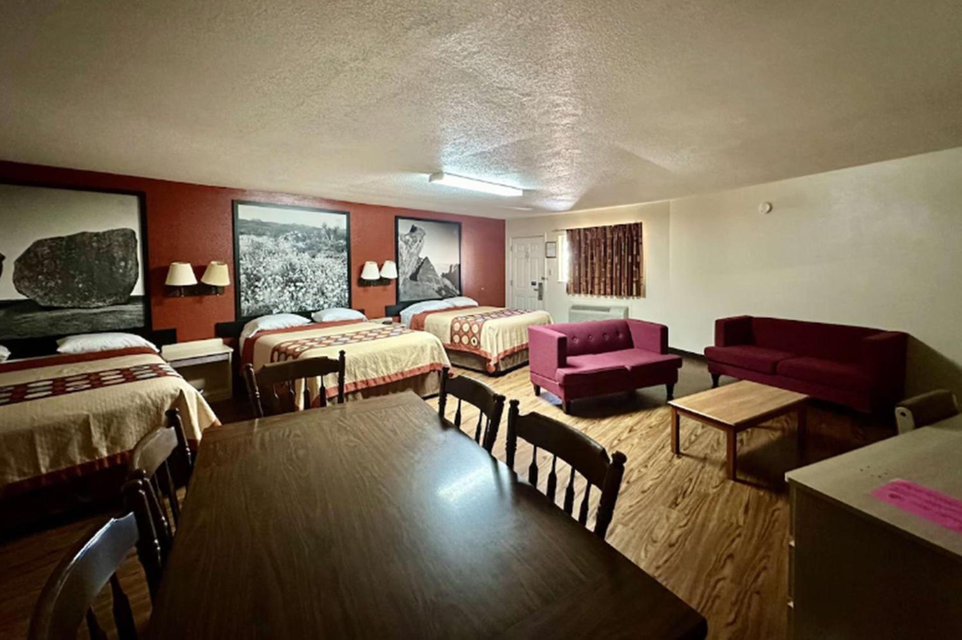 Super 8 by Wyndham Athens TX photo 9