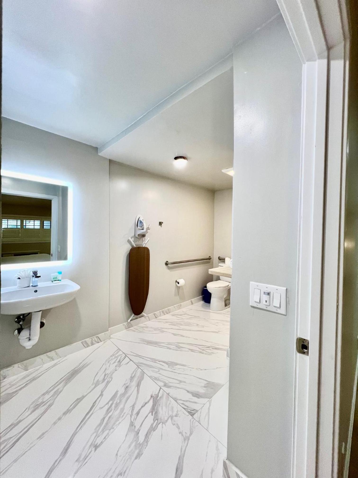 Nob Hill Motor Inn -Newly Updated Rooms! photo 8