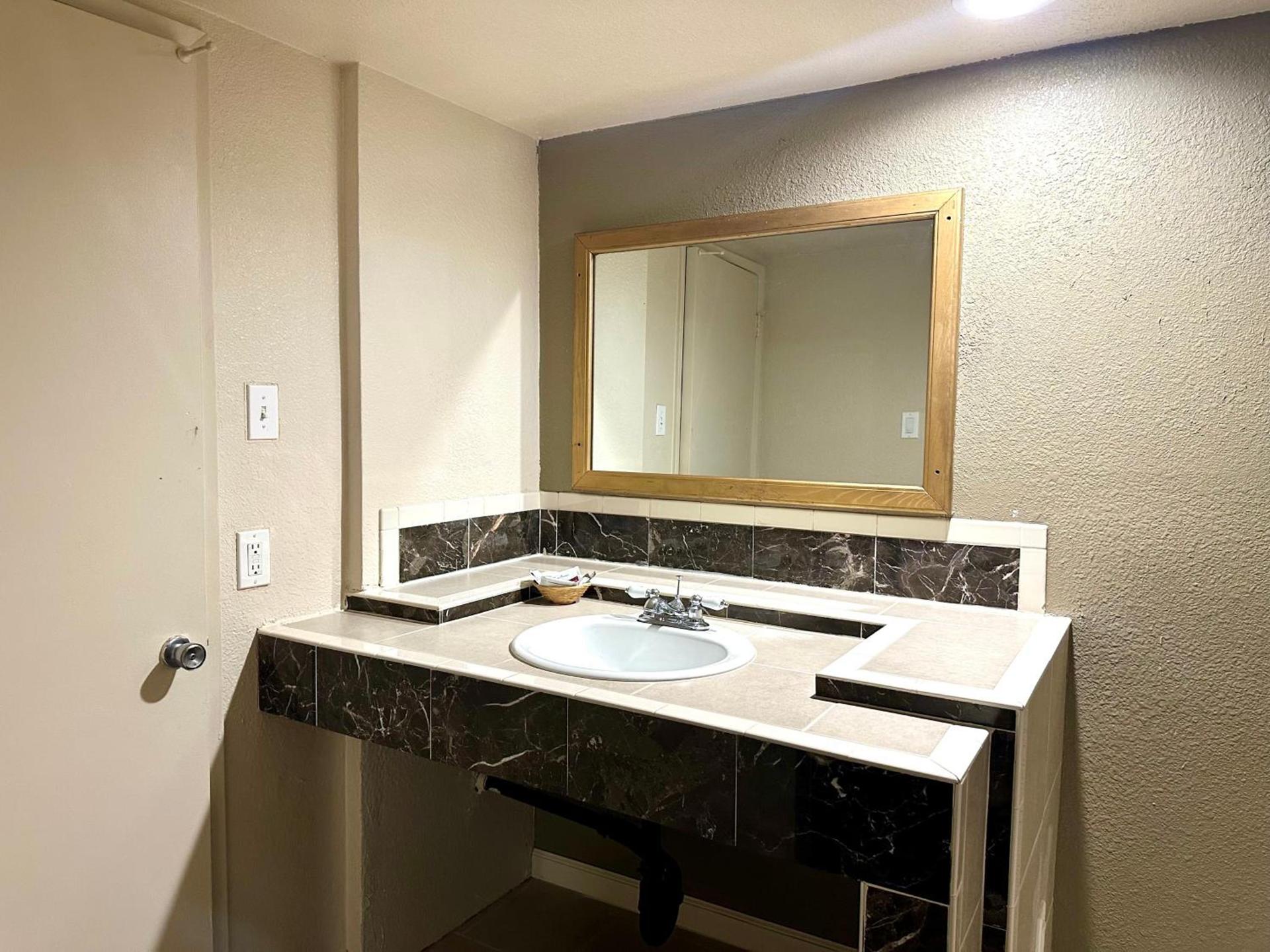 Regency Inn Fresno photo 8