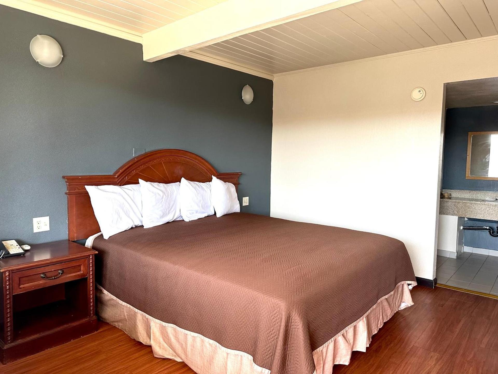 Regency Inn Fresno photo 2