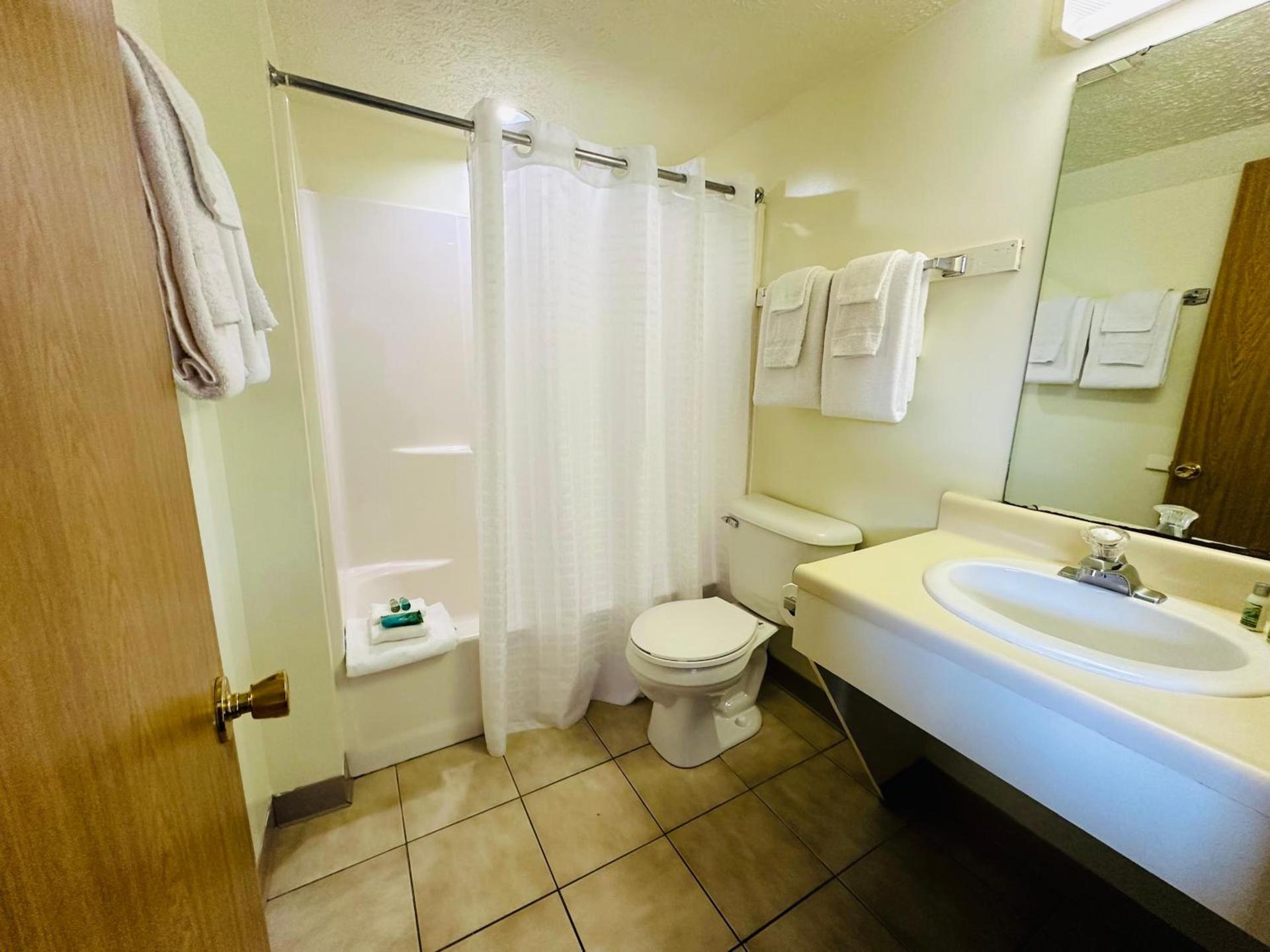 Quality Lodge - Cedar Point Area photo 20