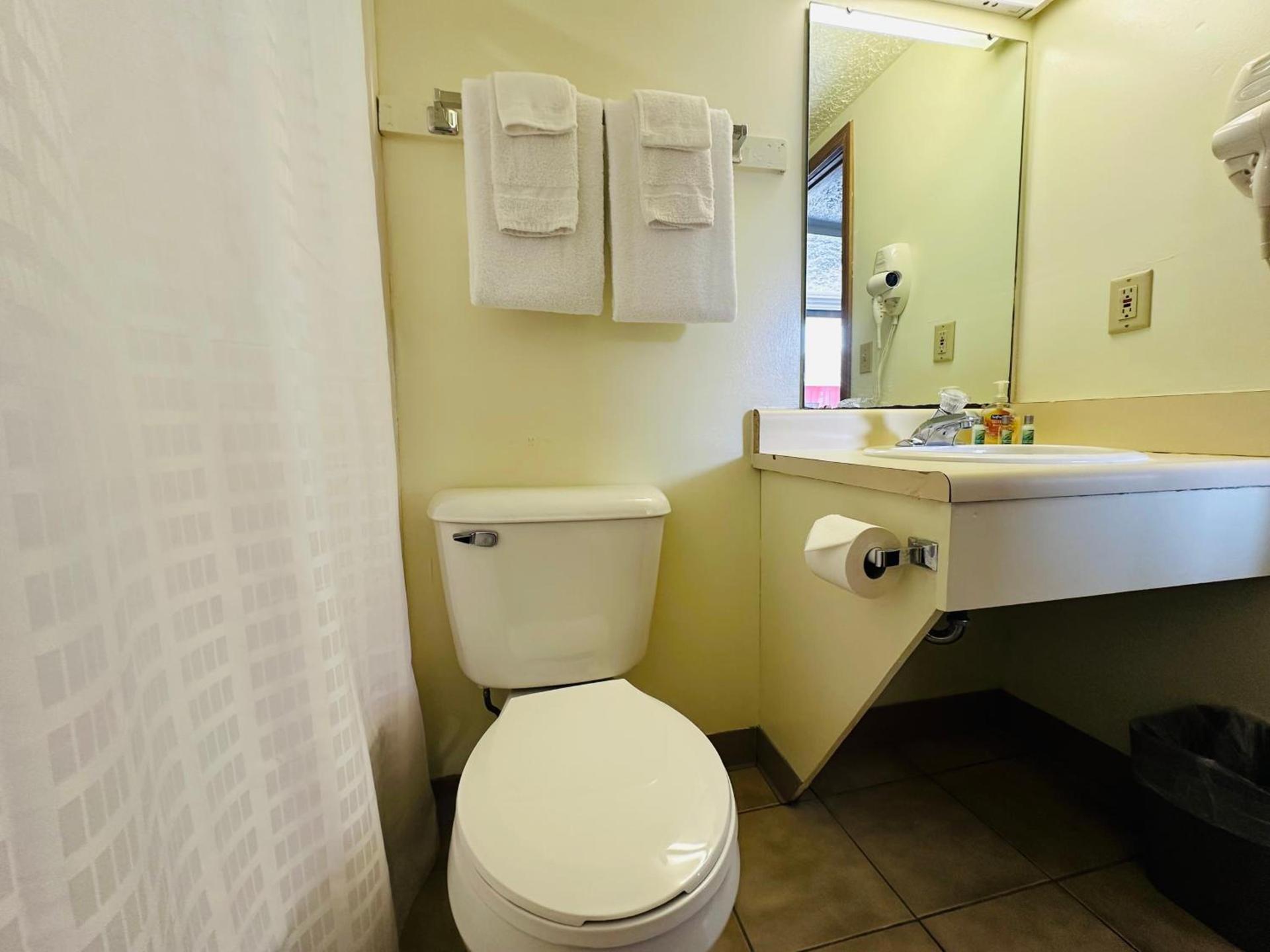 Quality Lodge - Cedar Point Area photo 8