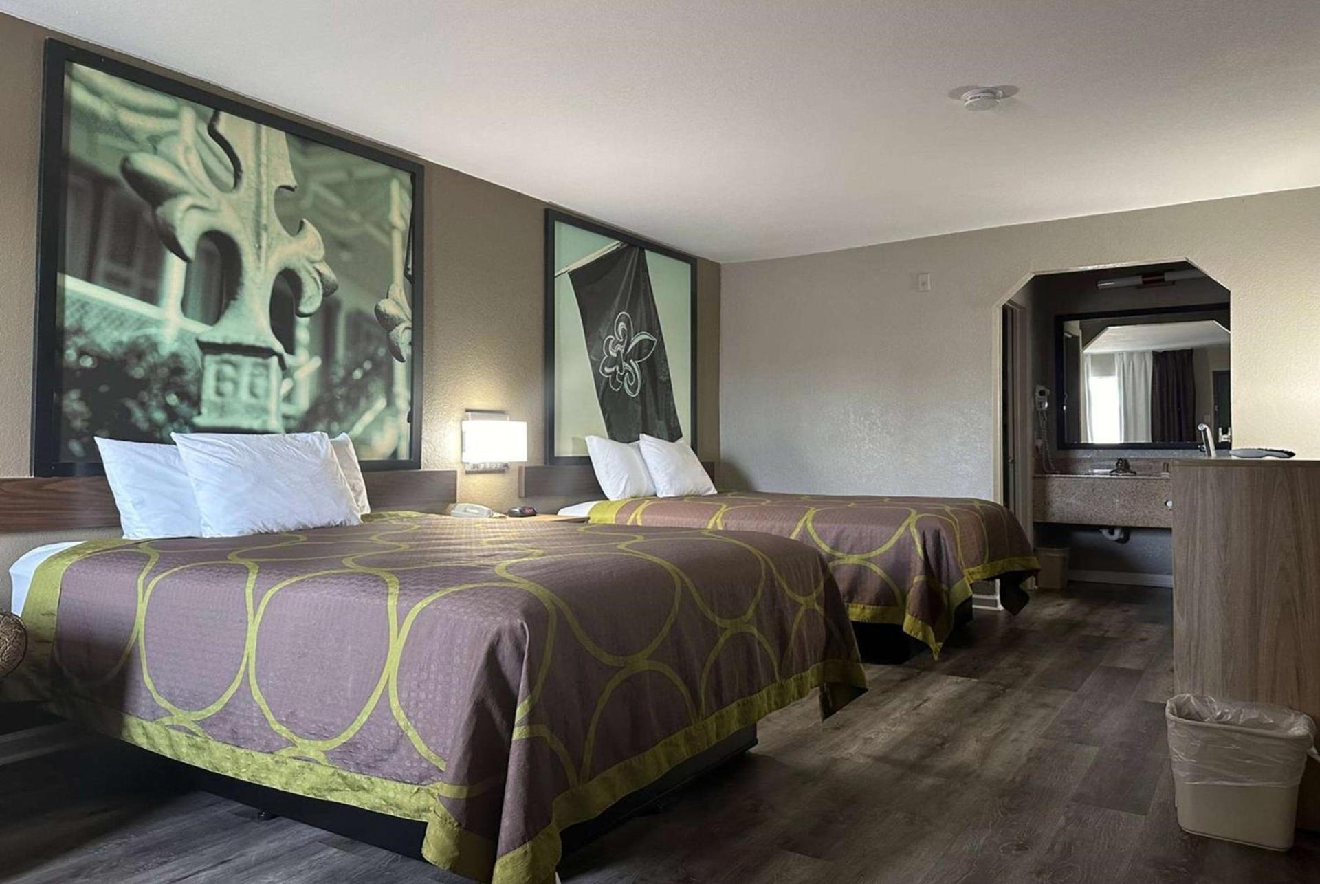 Super 8 by Wyndham Monroe photo 3