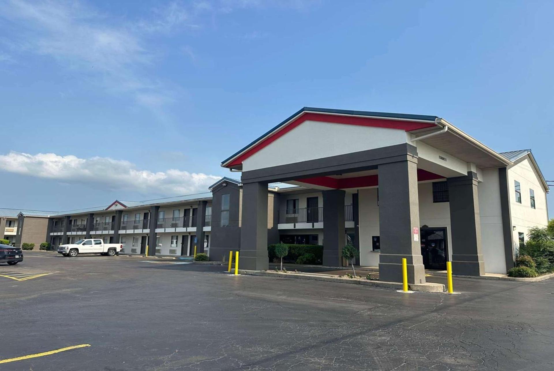 Super 8 by Wyndham Monroe photo 4