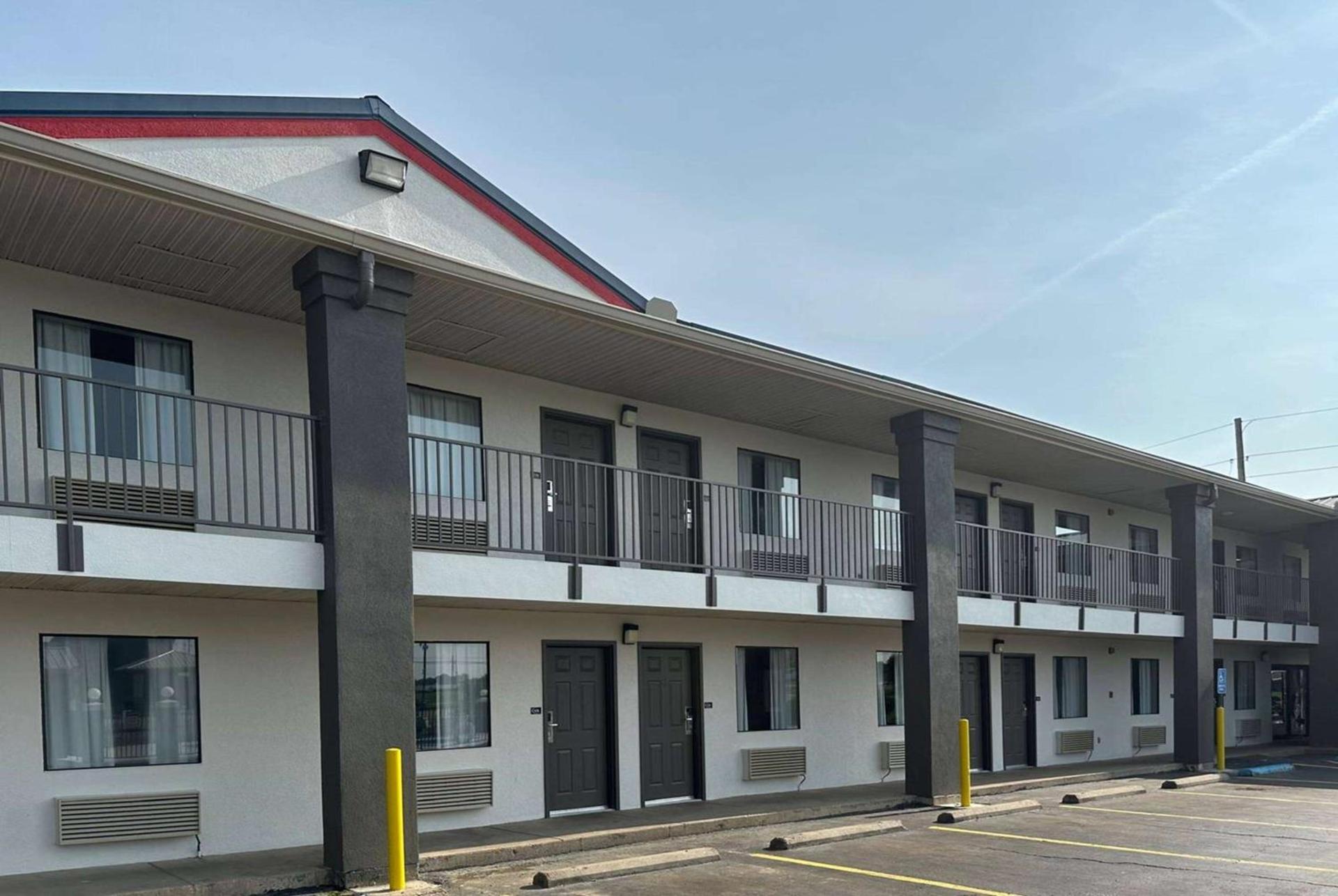 Super 8 by Wyndham Monroe photo 5