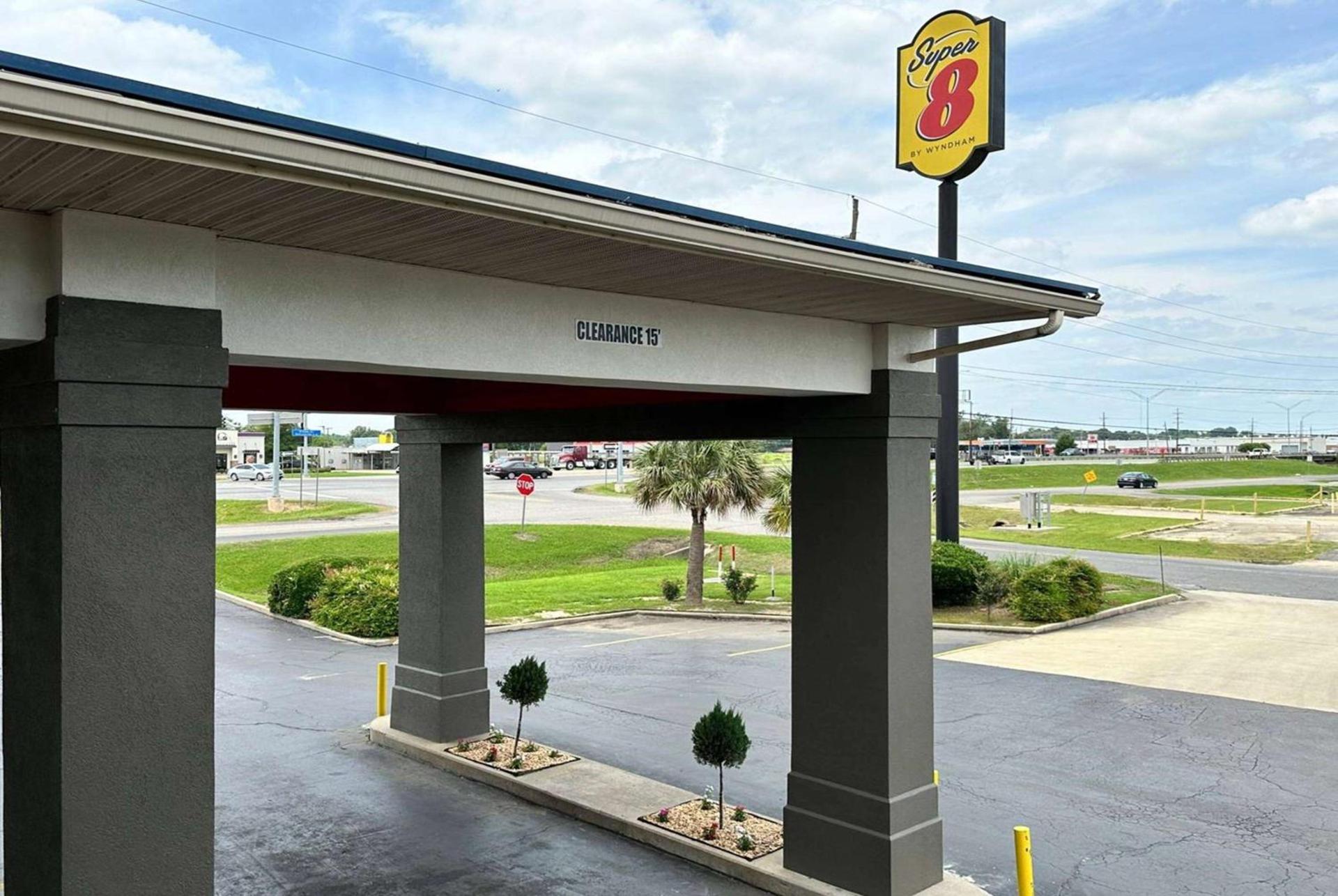 Super 8 by Wyndham Monroe photo 6