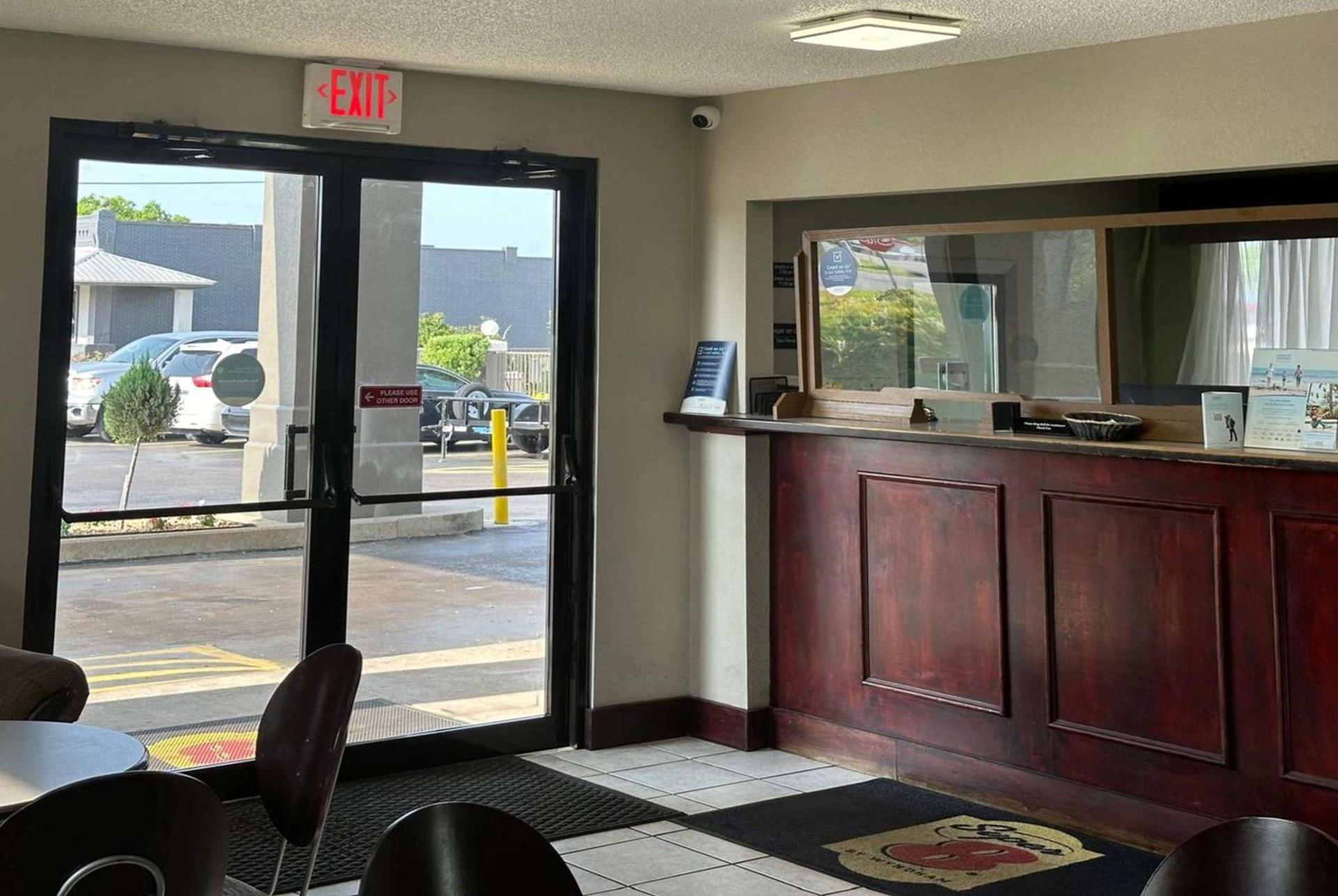 Super 8 by Wyndham Monroe photo 8