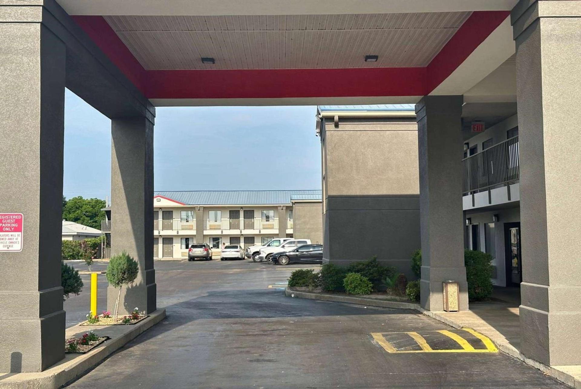 Super 8 by Wyndham Monroe photo 14