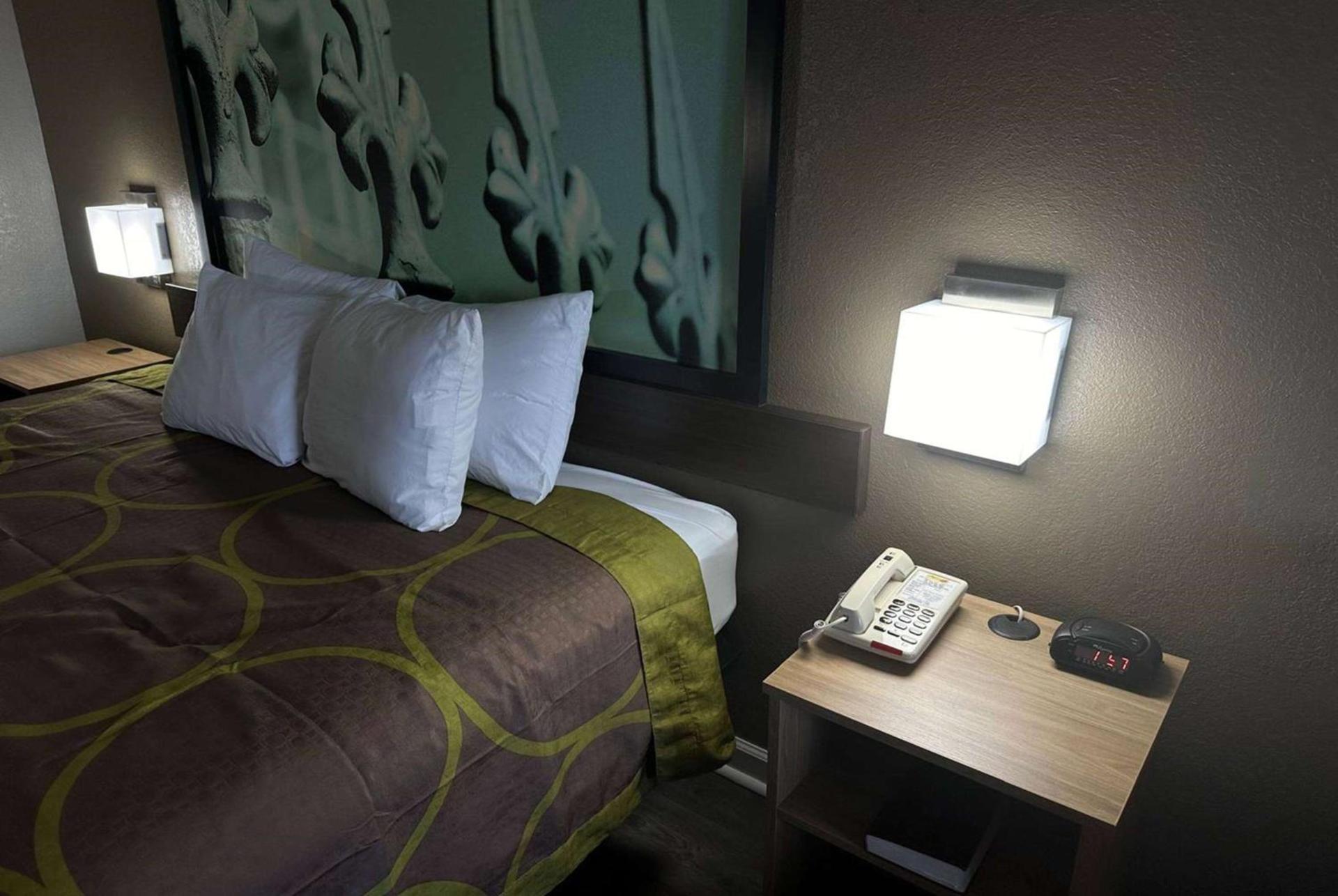 Super 8 by Wyndham Monroe photo 16