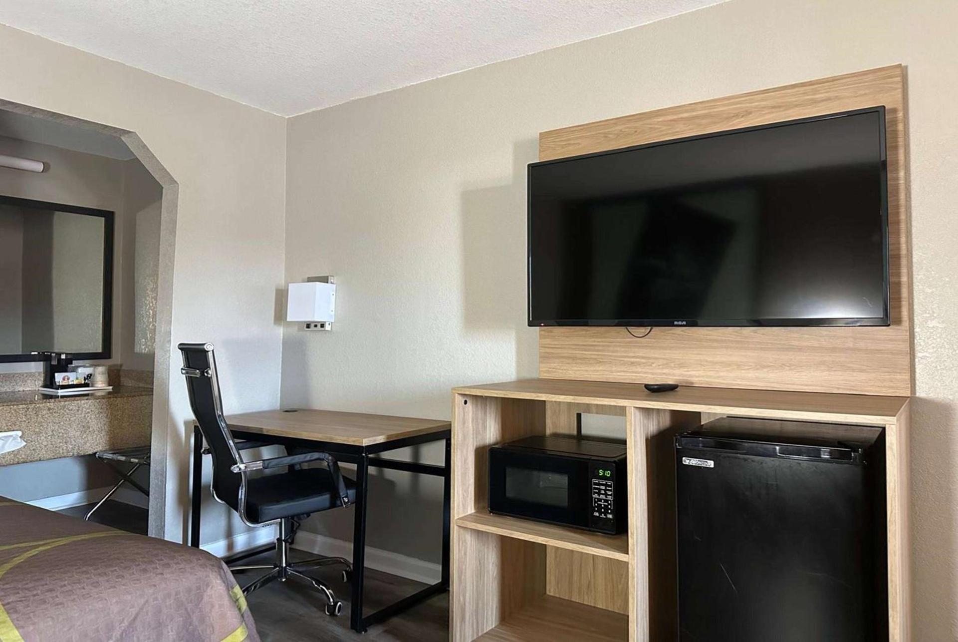 Super 8 by Wyndham Monroe photo 18