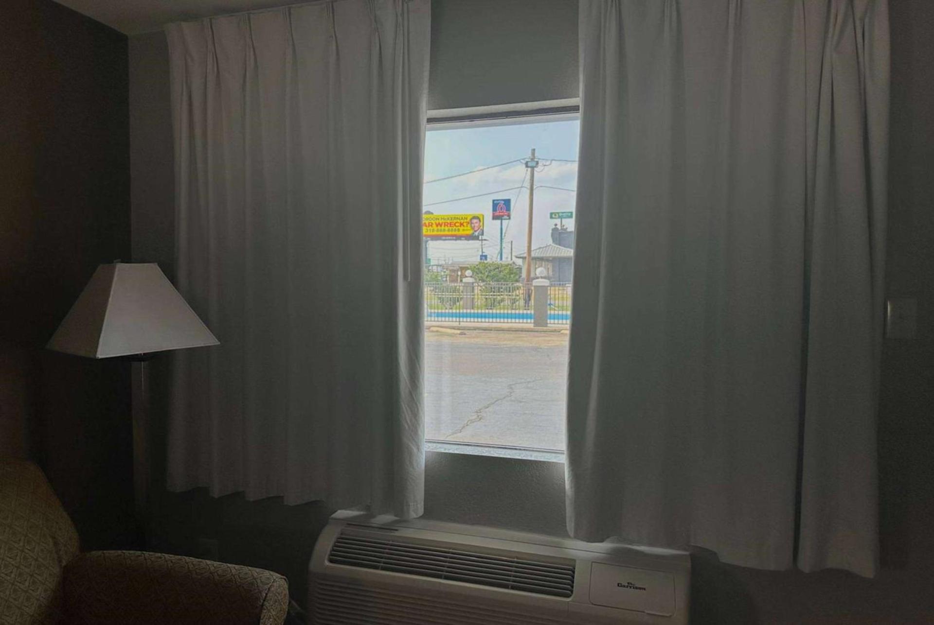 Super 8 by Wyndham Monroe photo 19