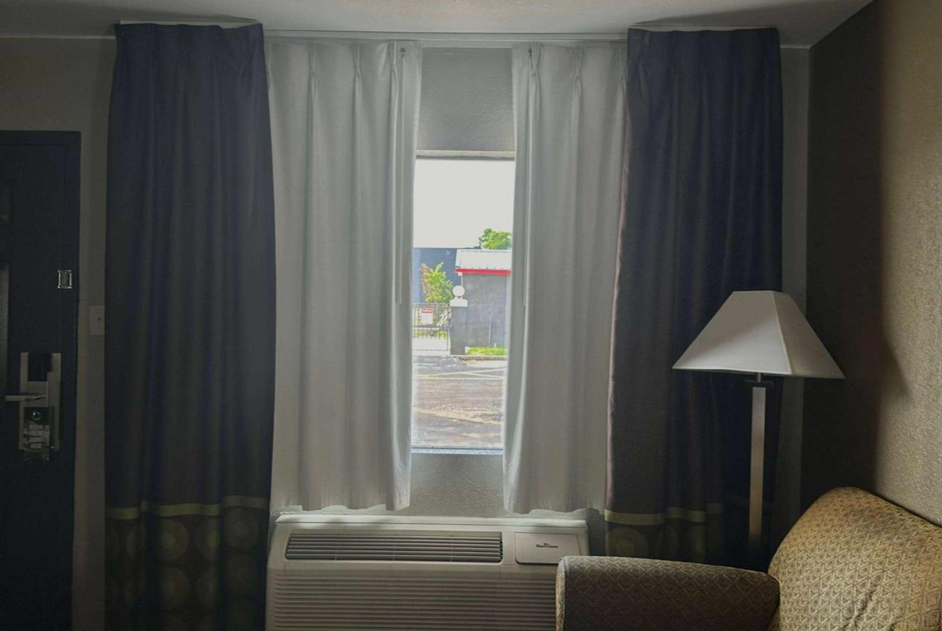 Super 8 by Wyndham Monroe photo 23