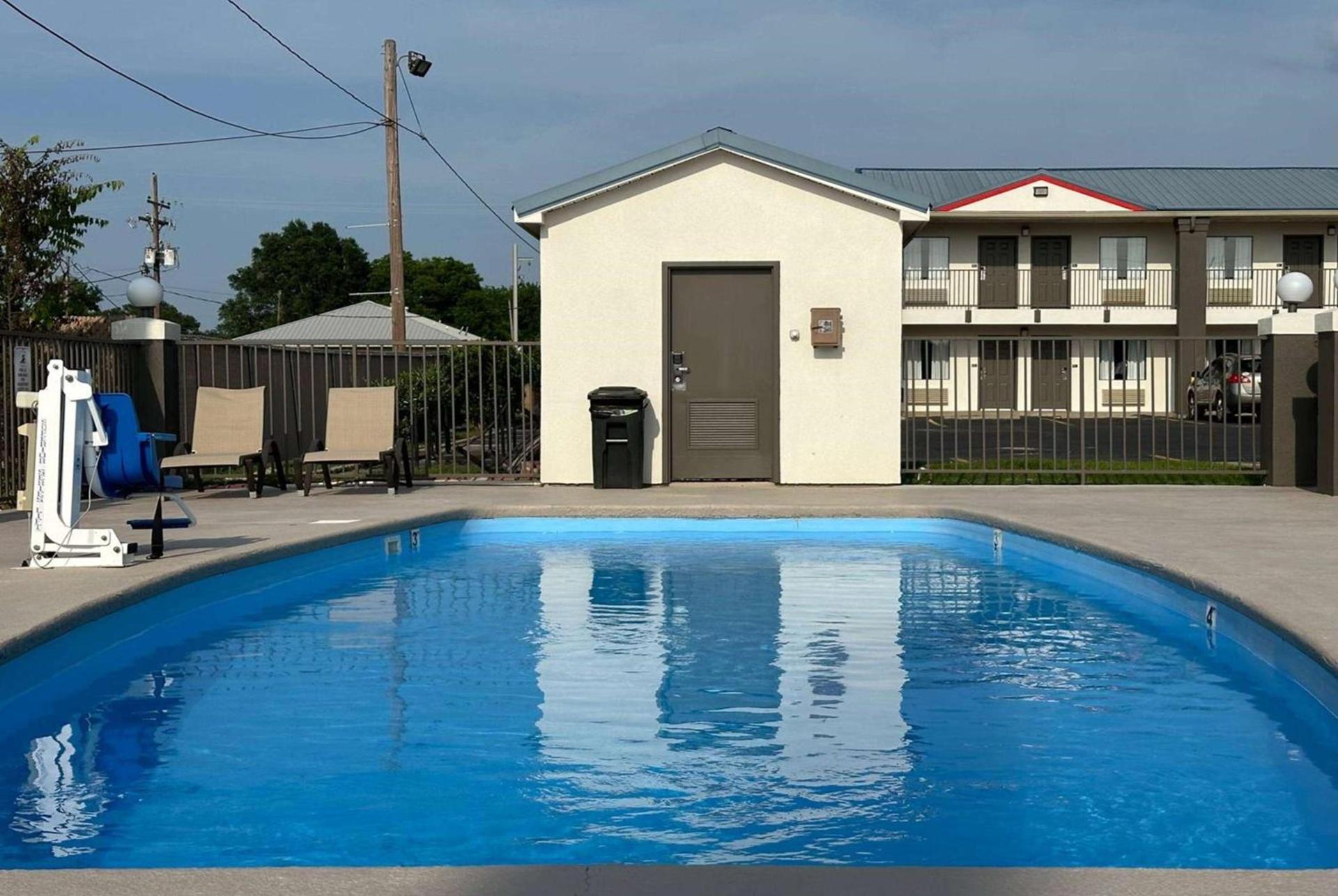 Super 8 by Wyndham Monroe photo 30