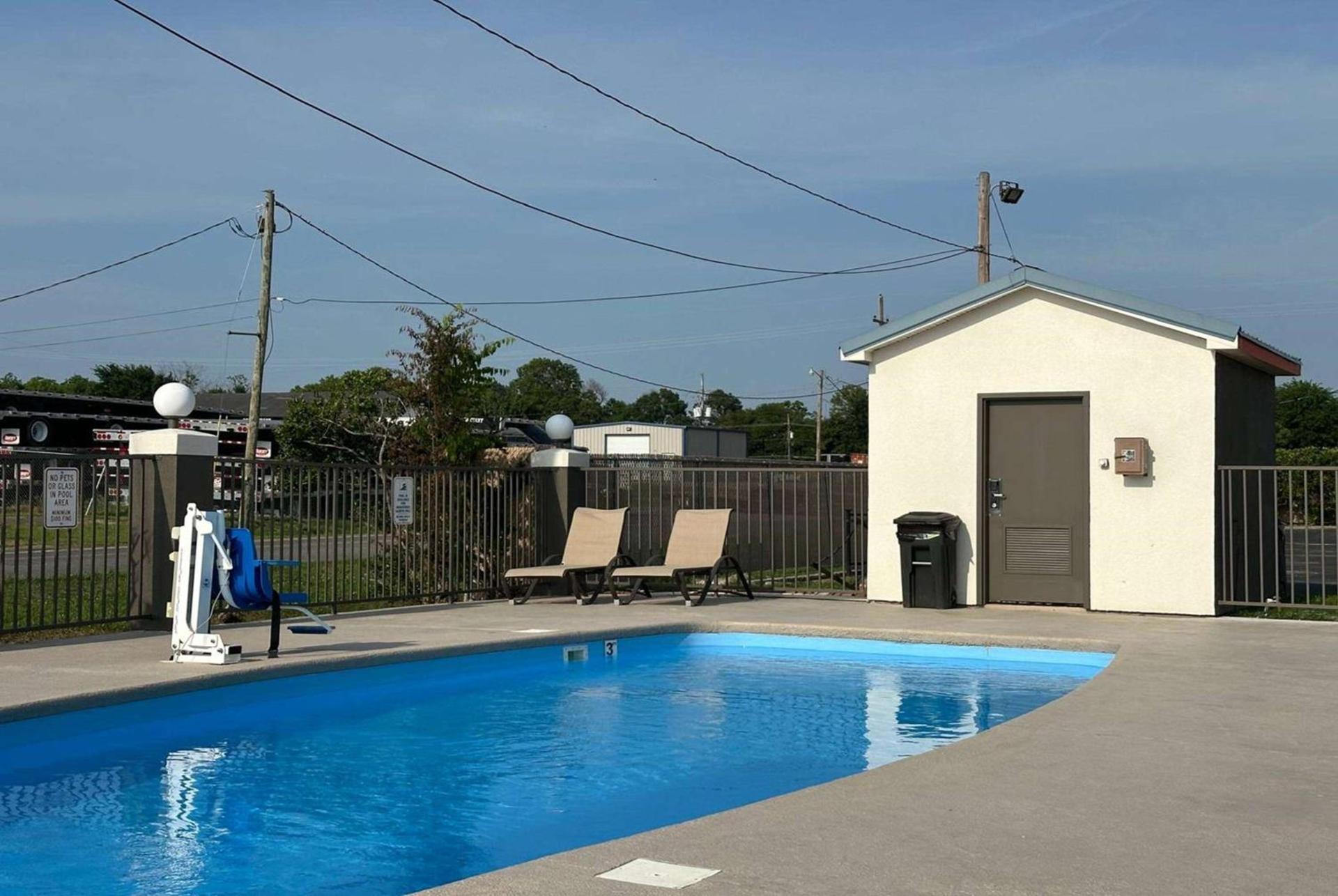 Super 8 by Wyndham Monroe photo 32
