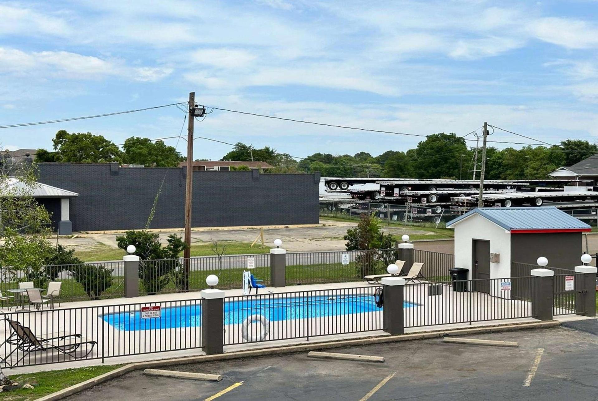 Super 8 by Wyndham Monroe photo 33