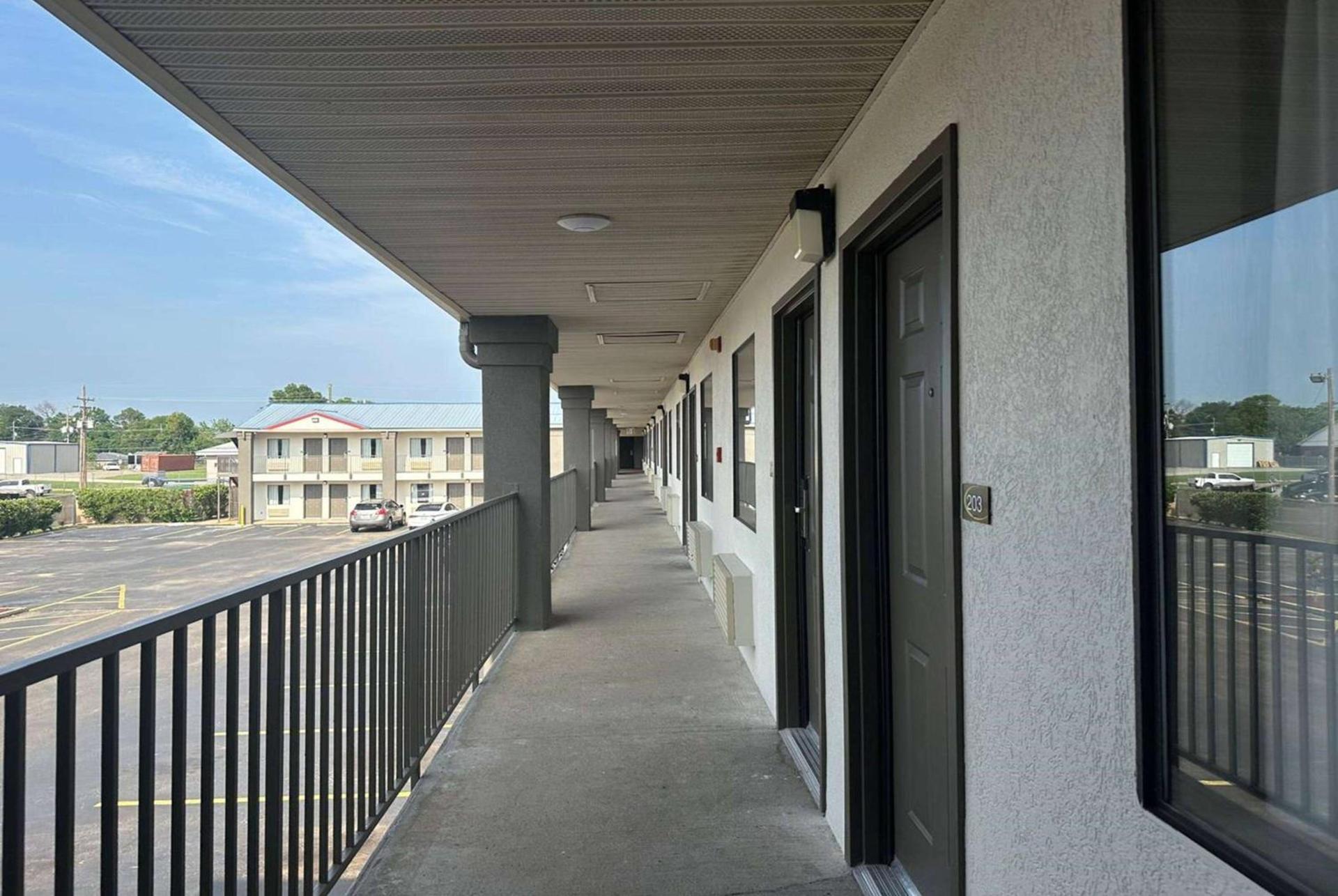Super 8 by Wyndham Monroe photo 37