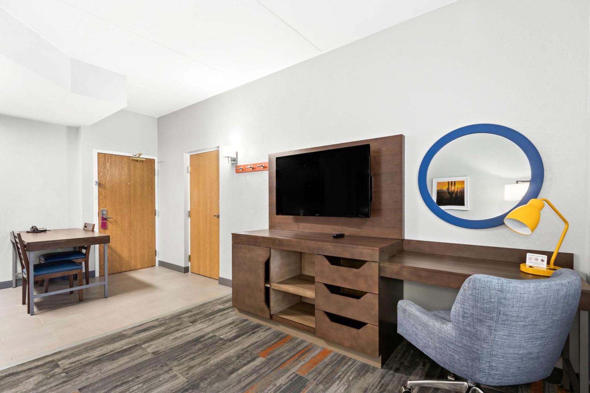 Hampton Inn & Suites Phoenix-Goodyear photo 25