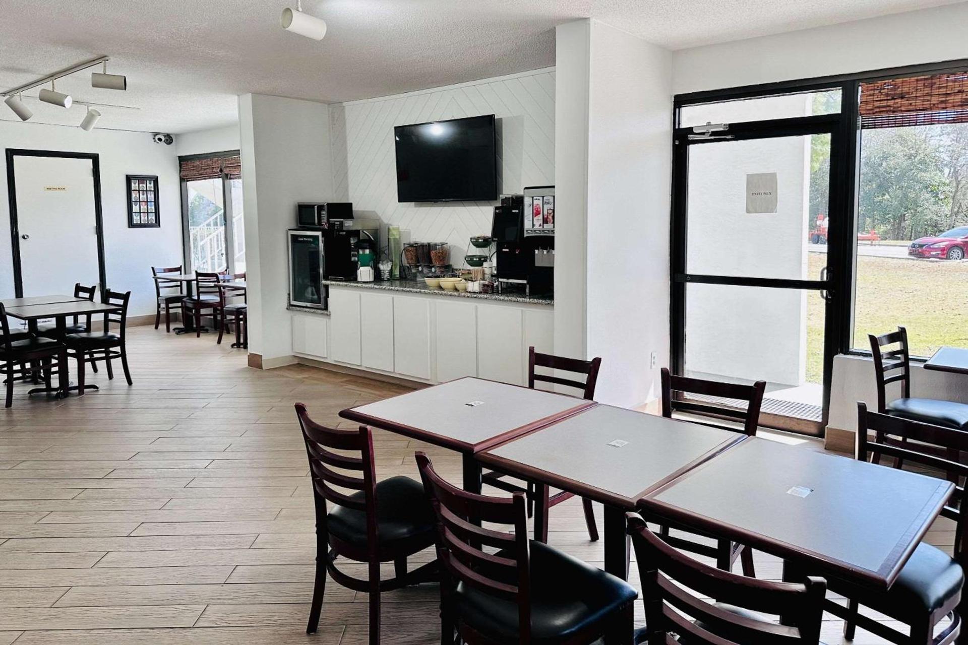 Days Inn by Wyndham Eglin AFB photo 16