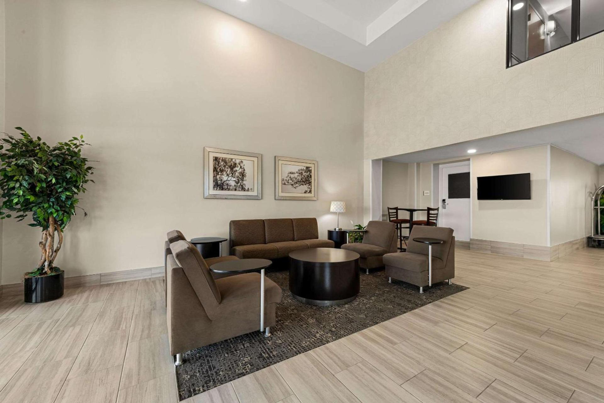 Quality Inn & Suites Matthews - Charlotte photo 3